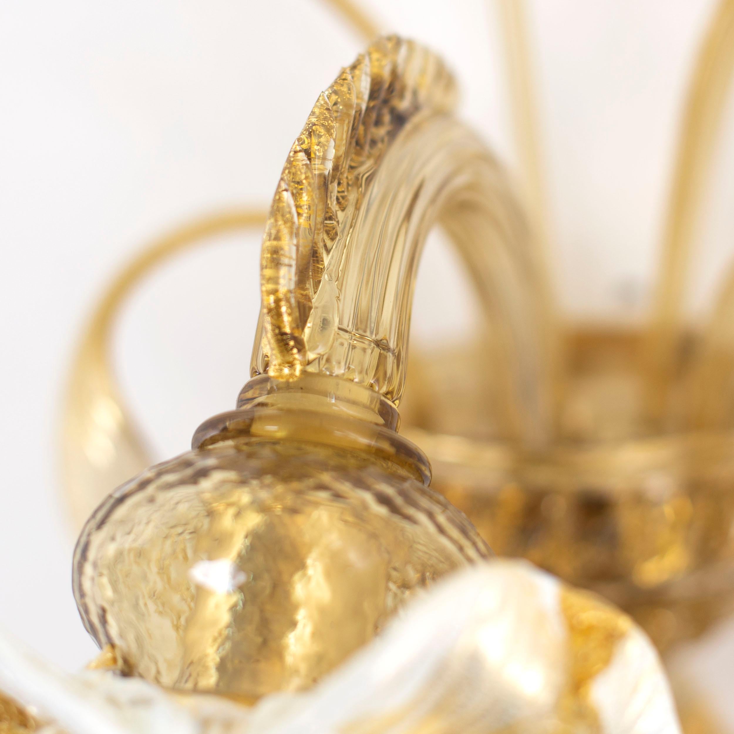 Italiano Sconce artistiche a 1 braccio in vetro di Murano color oro-paglia-bianco Iris Garden di Multiforme in vendita