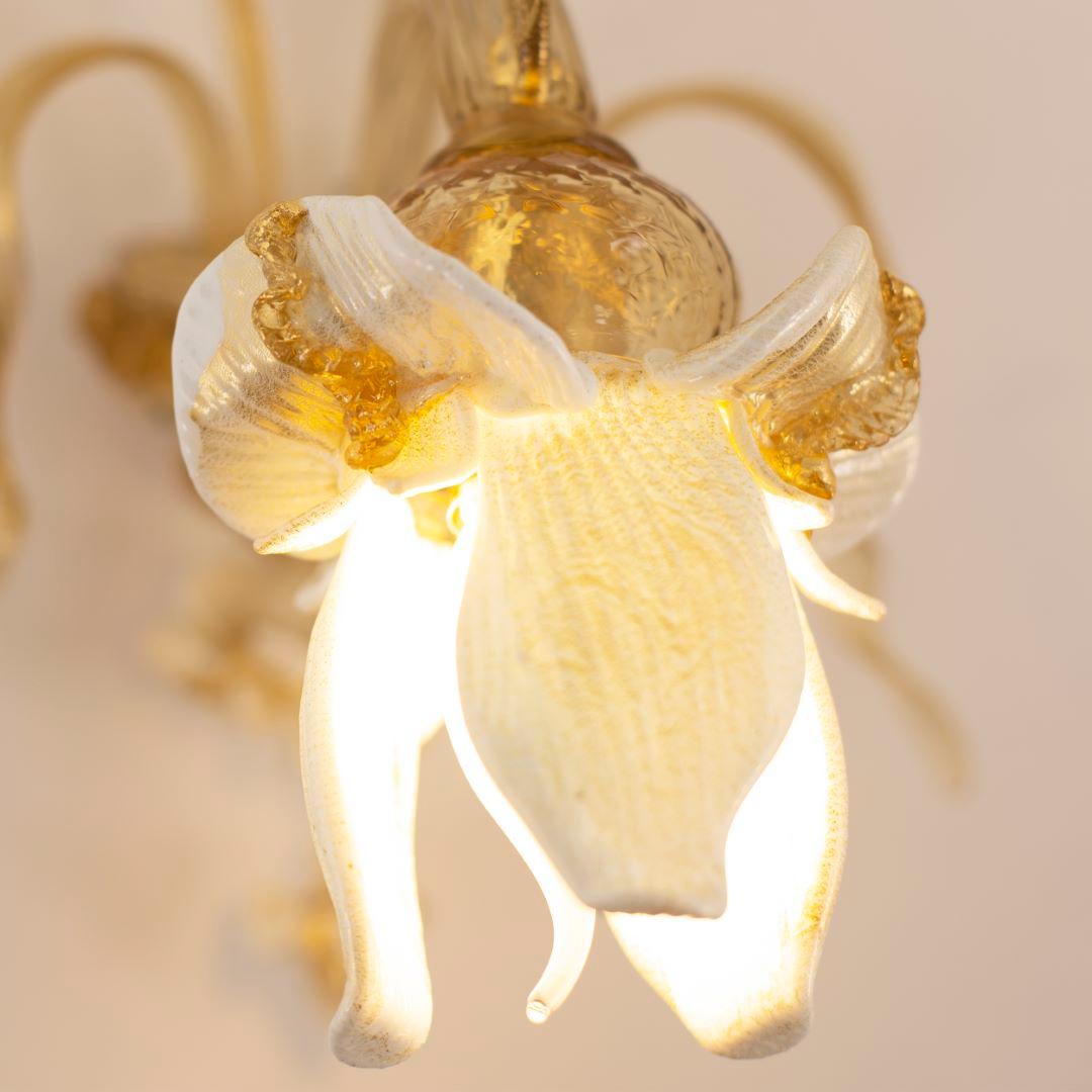 Sconce artistiche a 1 braccio in vetro di Murano color oro-paglia-bianco Iris Garden di Multiforme in vendita 1
