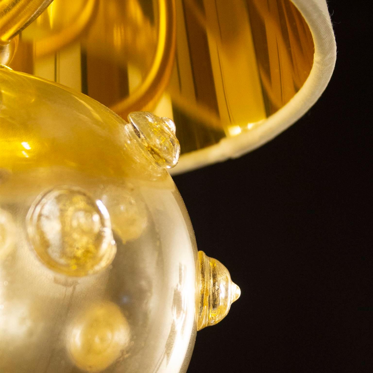 Autre Suspension artistique 1 lampe, verre doré à feuilles dorées, abat-jour ivoire par Multiforme en vente