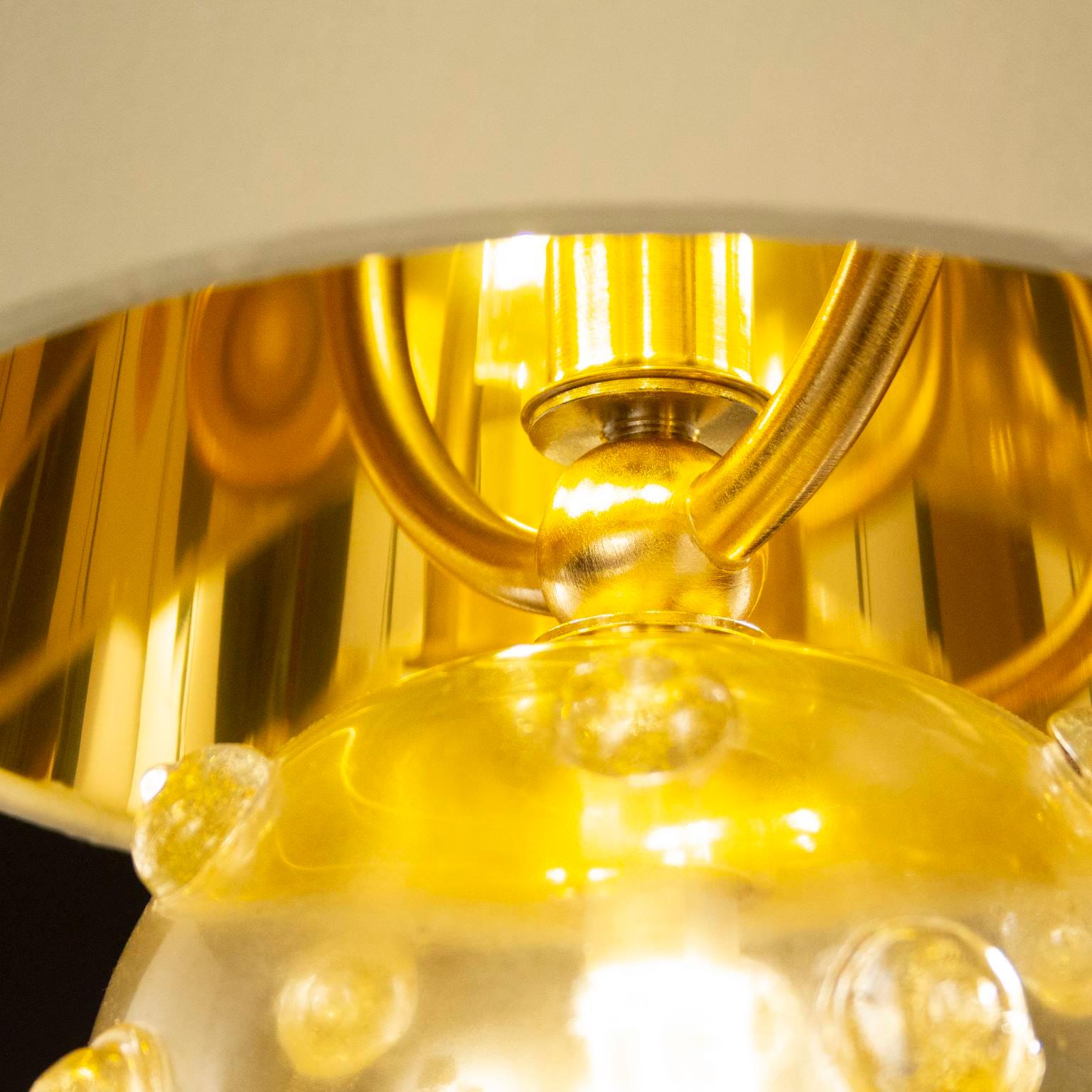 italien Suspension artistique 1 lampe, verre doré à feuilles dorées, abat-jour ivoire par Multiforme en vente