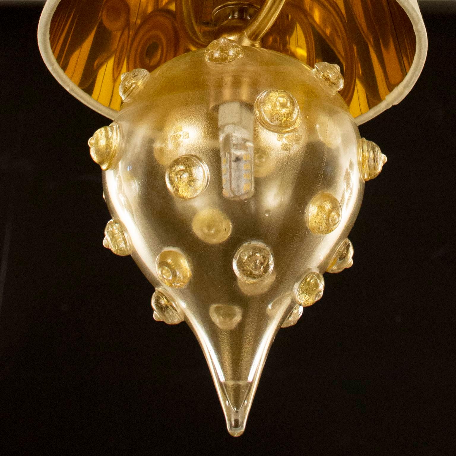 Verre brun Suspension artistique 1 lampe, verre doré à feuilles dorées, abat-jour ivoire par Multiforme en vente