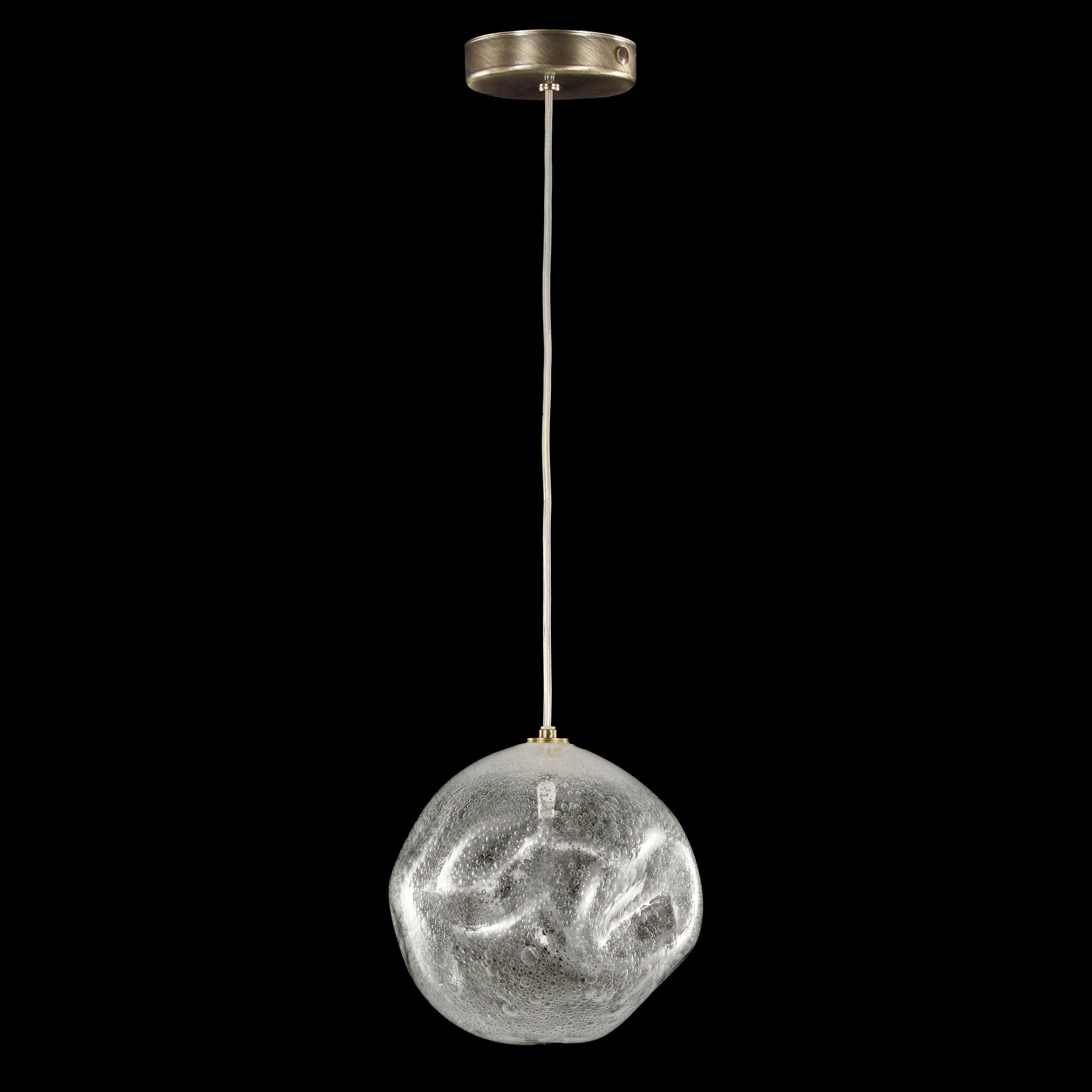Artistic suspension lamp, glass sphere in clear Murano glass.
Elegant and unmistakable, suggestive and poetical, soft and delicate are some of the adjectives that can be used to describe the blown glass ball chandelier Desafinado, our ceiling light