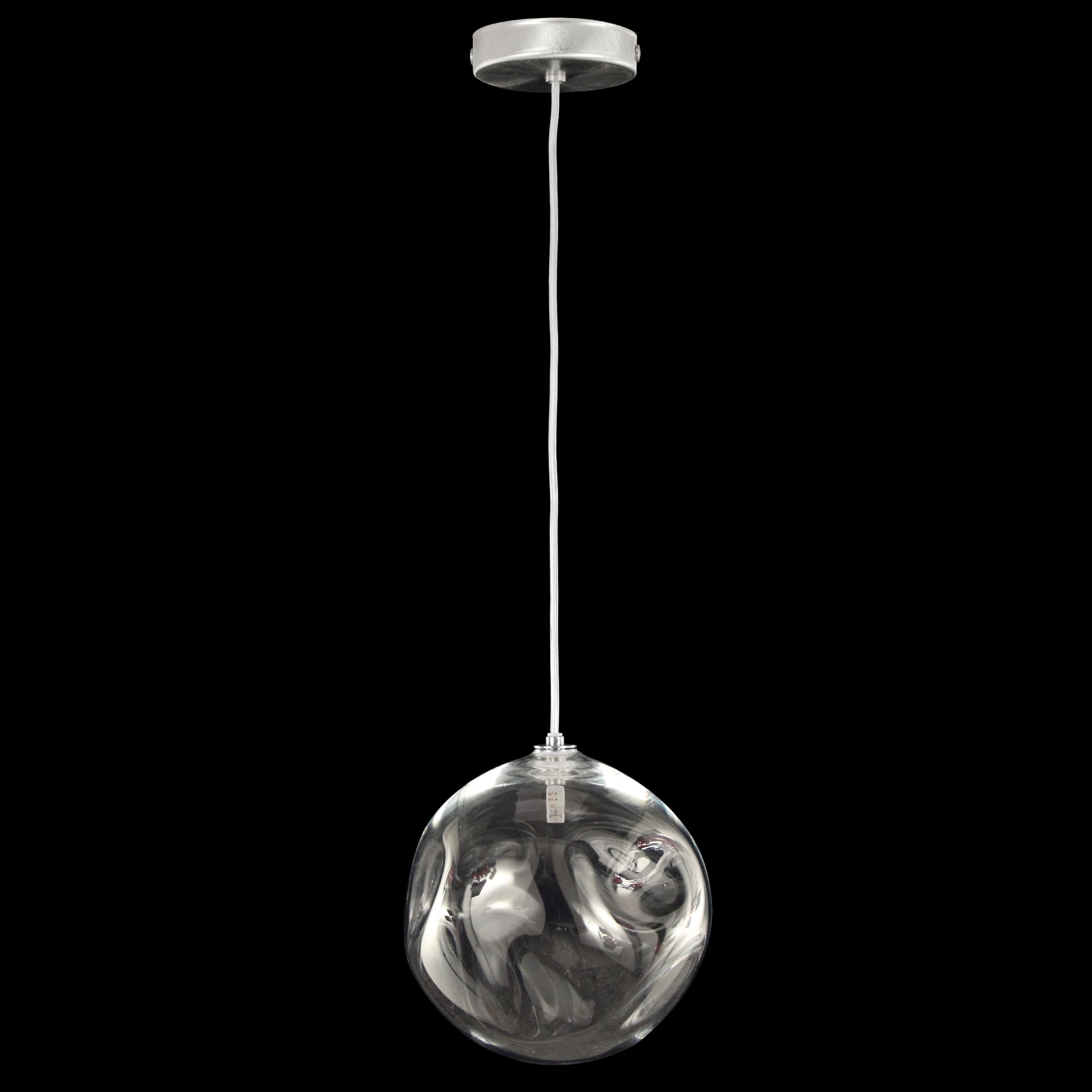 Artistic suspension lamp, glass sphere in clear Murano glass.
Elegant and unmistakable, suggestive and poetical, soft and delicate are some of the adjectives that can be used to describe the blown glass ball chandelier Desafinado, our ceiling light