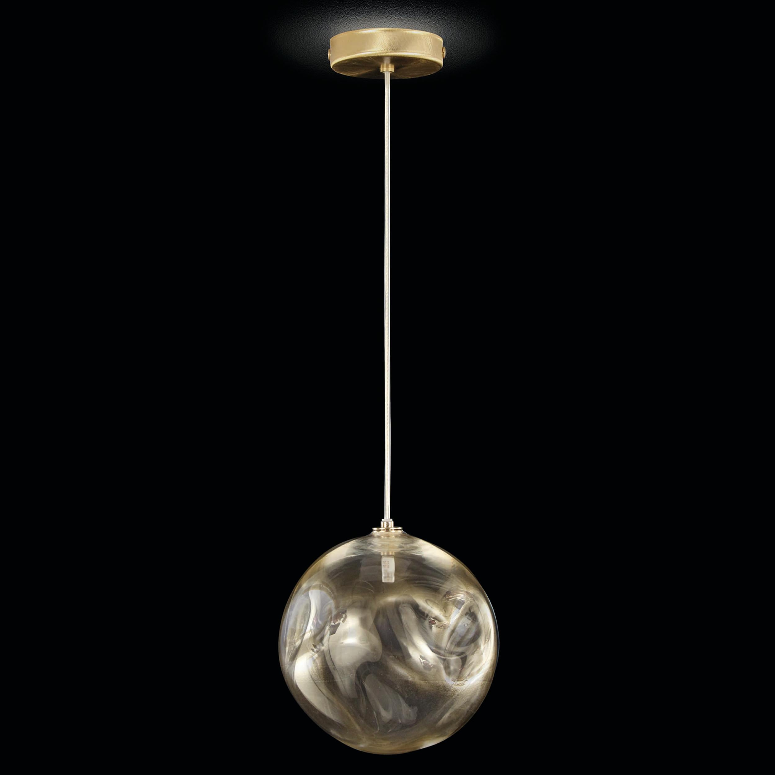 Artistic suspension lamp, glass sphere in gold Murano glass.
Elegant and unmistakable, suggestive and poetical, soft and delicate are some of the adjectives that can be used to describe the blown glass ball chandelier Desafinado, our ceiling light