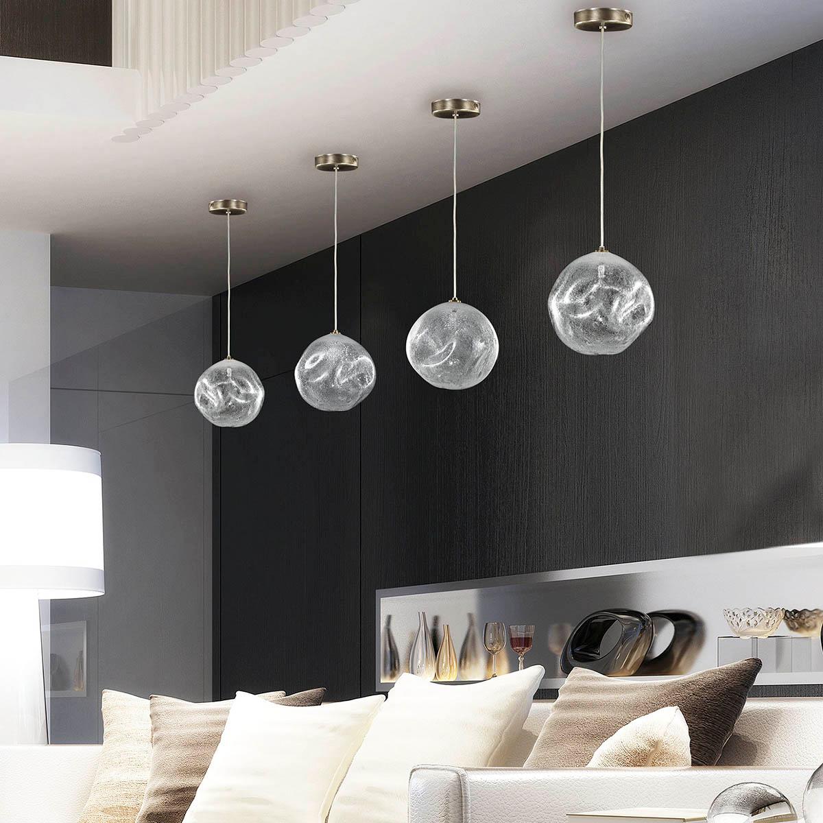 Lampada a sospensione artistica, sfera in vetro di Murano color oro.
Elegante e inconfondibile, suggestivo e poetico, morbido e delicato sono alcuni degli aggettivi che possono essere utilizzati per descrivere il lampadario a sfere di vetro