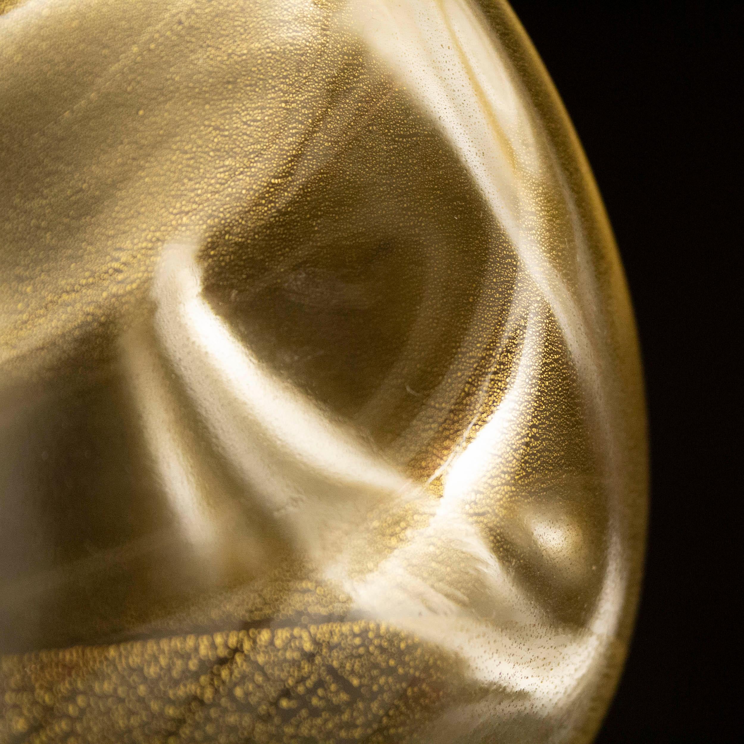 Eine künstlerische Hängeleuchte mit 1 Lichter, Kugel aus goldenem Muranoglas Desafinado von Multiforme (Sonstiges) im Angebot