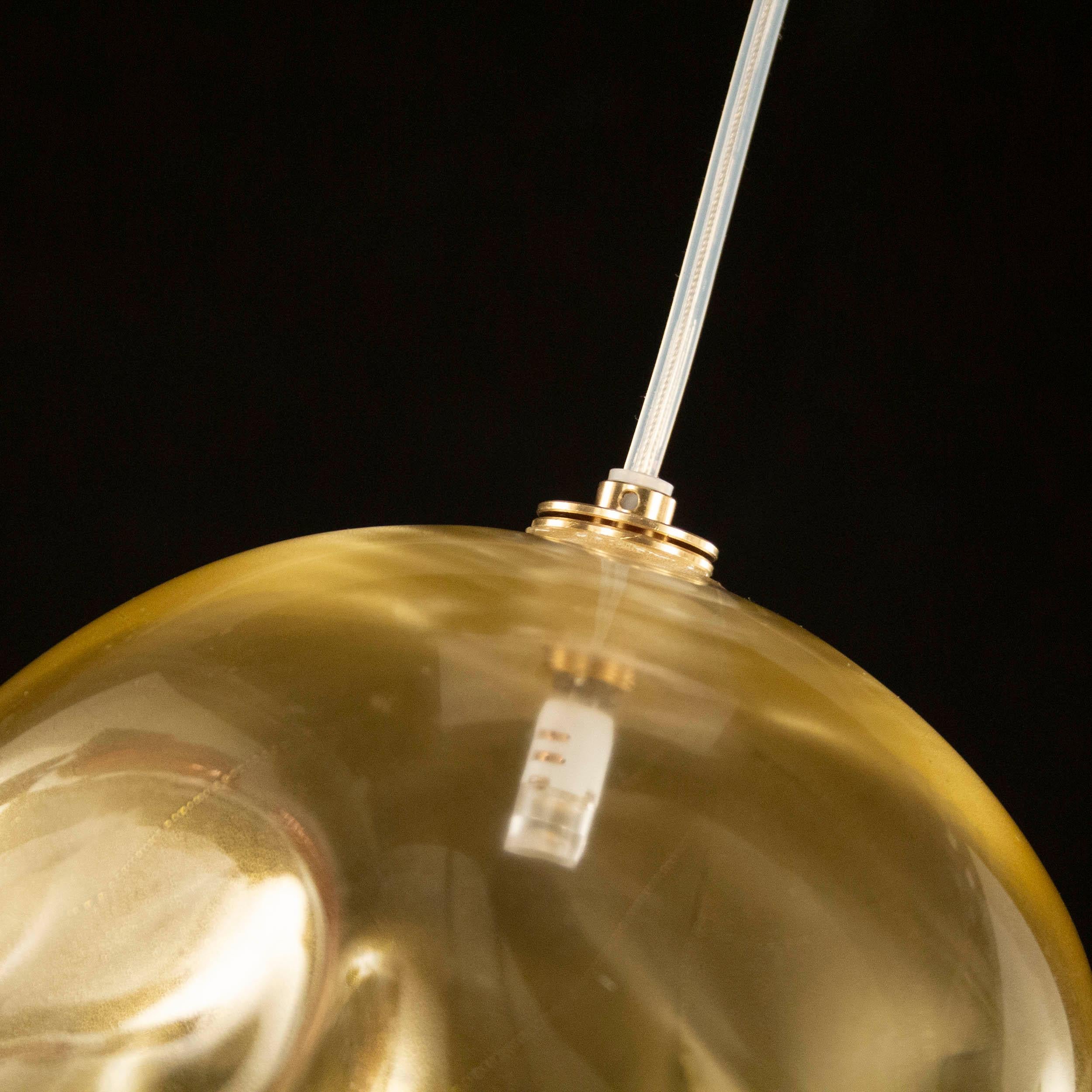 Eine künstlerische Hängeleuchte mit 1 Lichter, Kugel aus goldenem Muranoglas Desafinado von Multiforme (Italienisch) im Angebot