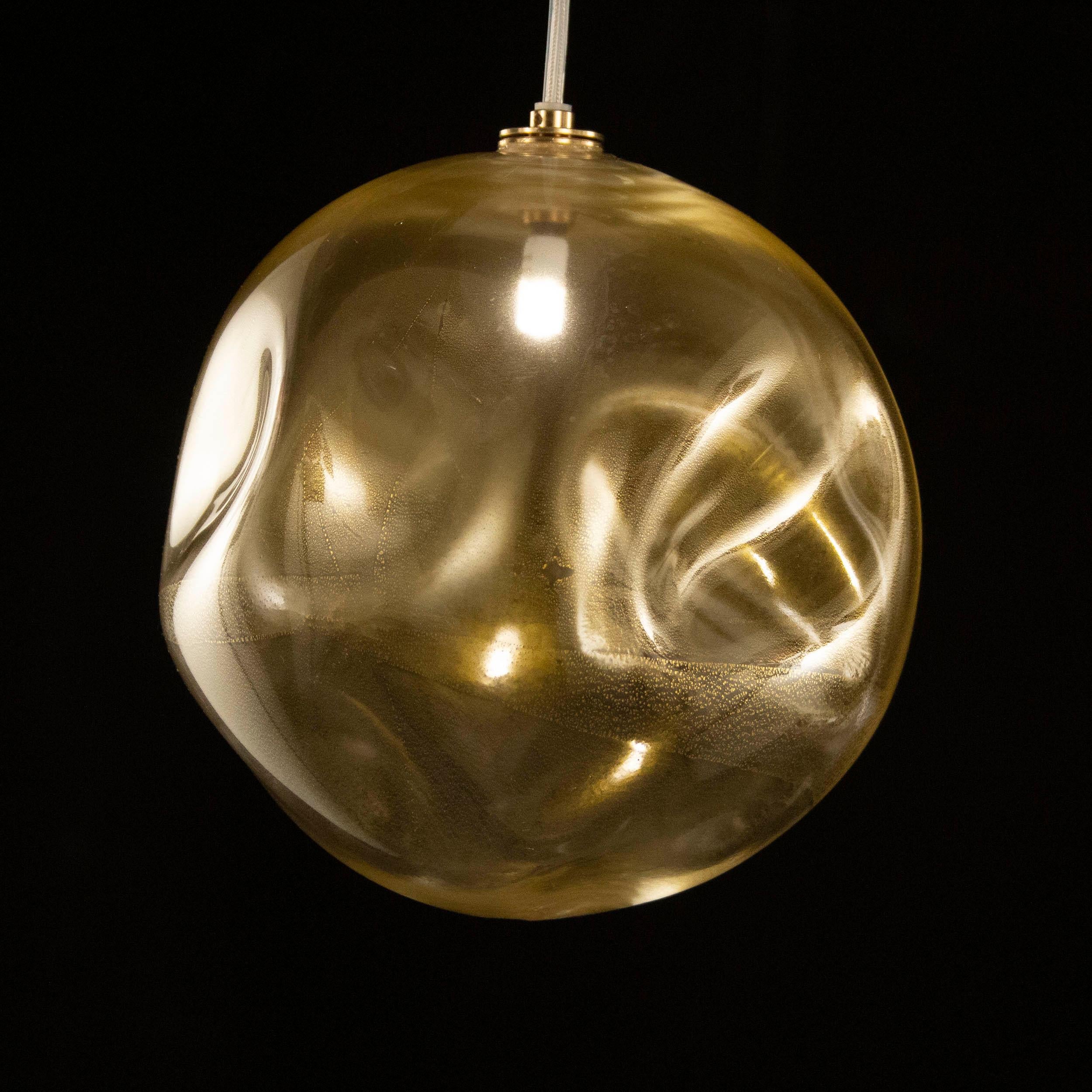 Eine künstlerische Hängeleuchte mit 1 Lichter, Kugel aus goldenem Muranoglas Desafinado von Multiforme im Zustand „Neu“ im Angebot in Trebaseleghe, IT