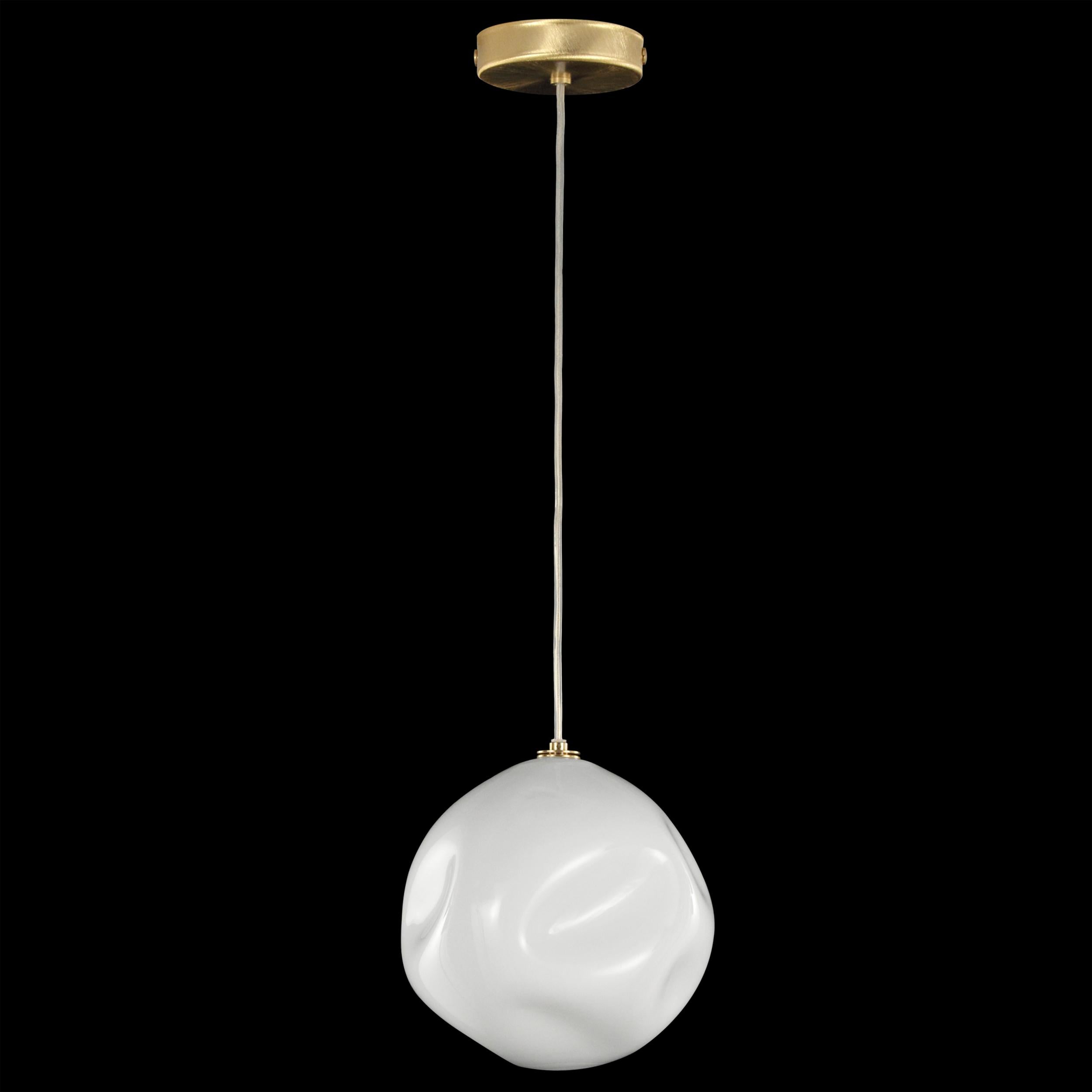 Artistic suspension lamp, glass sphere in white Murano glass.
Elegant and unmistakable, suggestive and poetical, soft and delicate are some of the adjectives that can be used to describe the blown glass ball chandelier Desafinado, our ceiling light