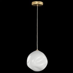 Suspension artistique 1 lampe, sphère en verre de Murano blanc Desafinado par Multiforme