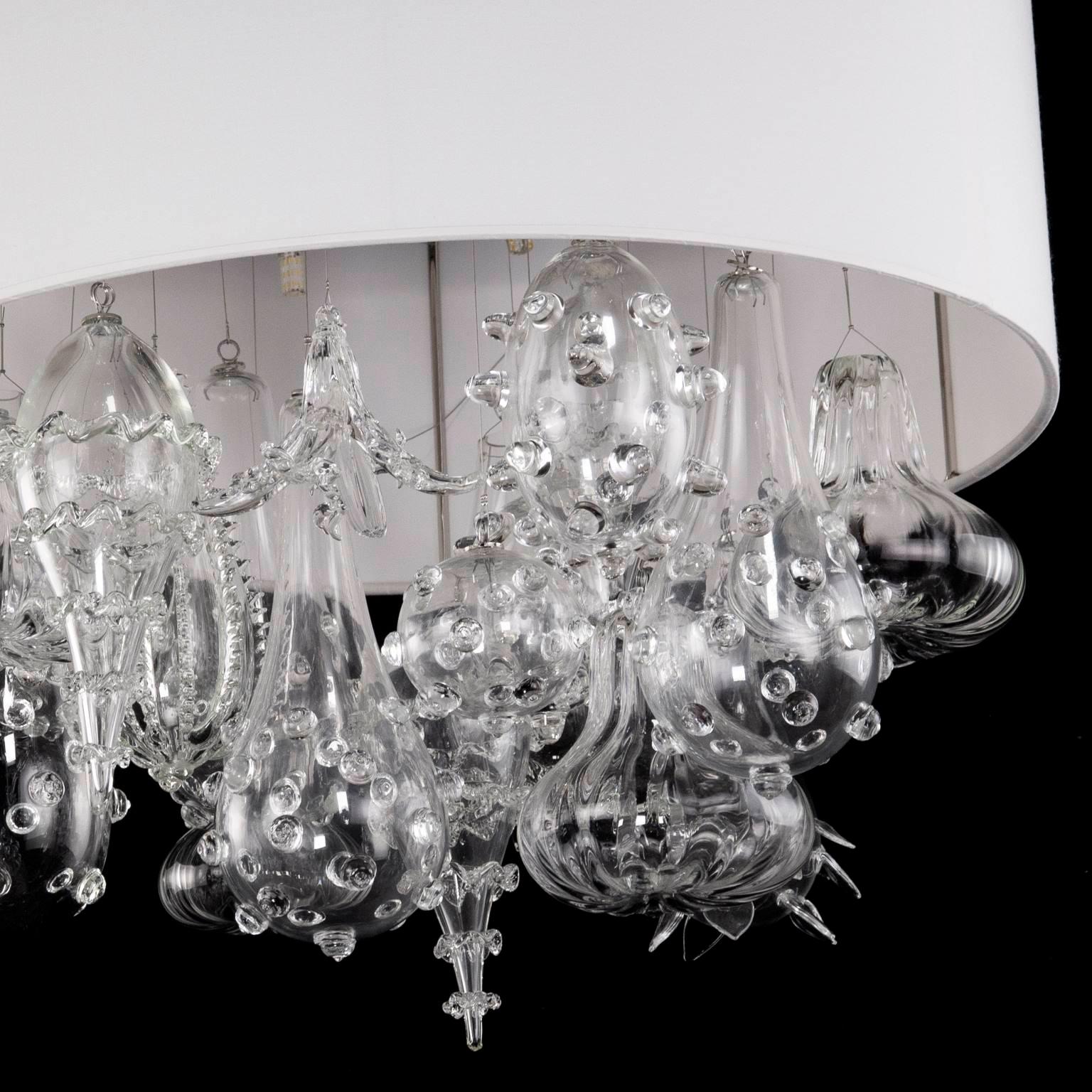 XXIe siècle et contemporain Lampe à suspension artistique avec abat-jour en coton et détails en verre multi-pierres par Multiforme en vente
