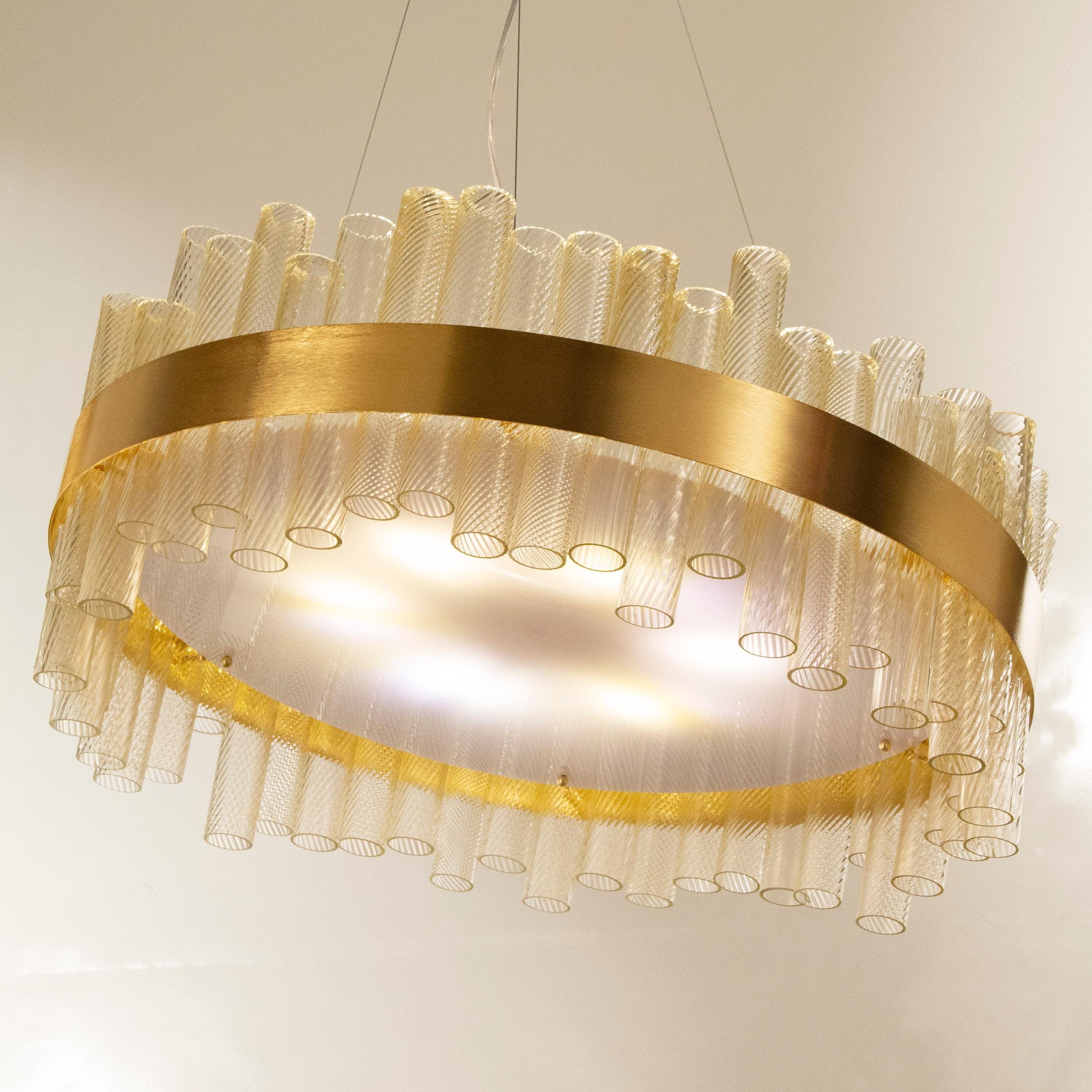 Italiano Sospensione artistica con tubi di vetro a foglia d'oro, apparecchio in oro spazzolato di Multiforme in vendita