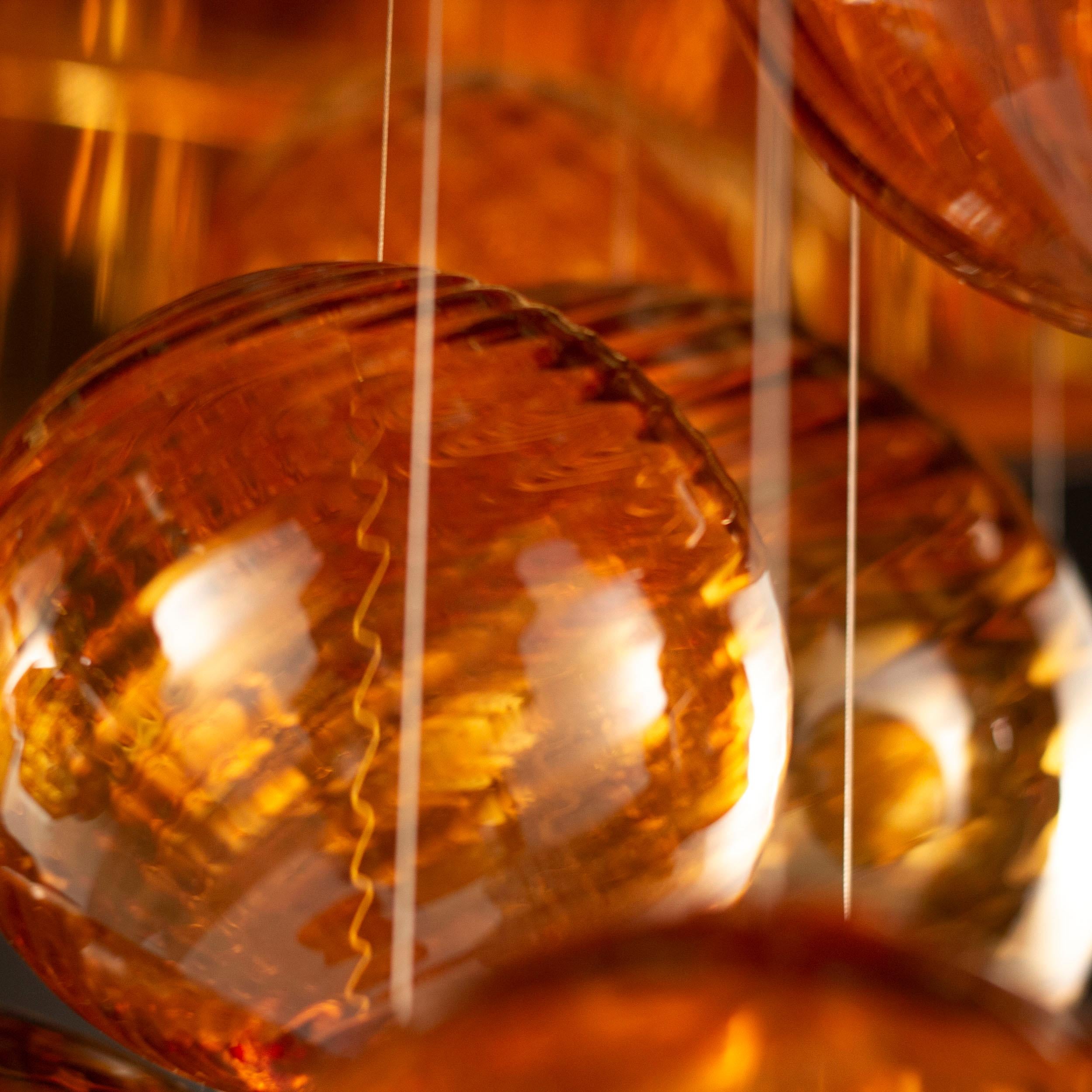 Lampada a sospensione artistica Elementi in vetro ambrato, paralume marrone di Multiforme In condizioni Nuovo in vendita a Trebaseleghe, IT