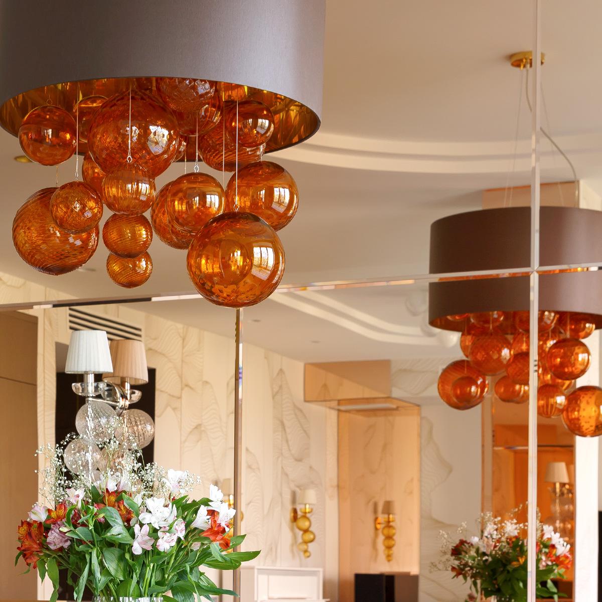 Lampada a sospensione artistica Elementi in vetro ambrato, paralume marrone di Multiforme in vendita 2
