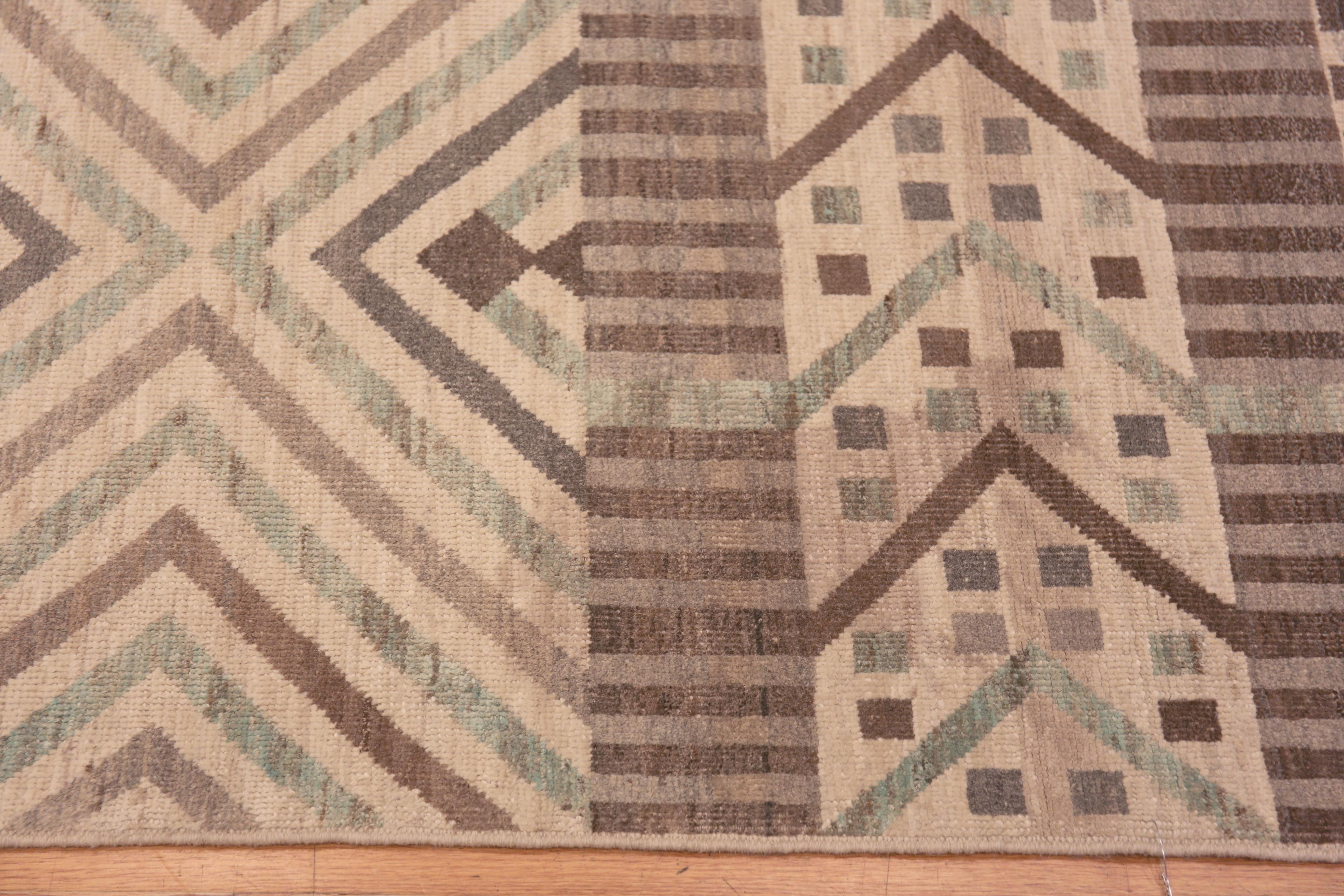 Eine faszinierende Artistik Stammes-geometrische Muster Licht Creme neutrale Farbe Moderne Flur Läufer Teppich, Herkunftsland: Zentralasien, CIRCA Datum: Modern Rug