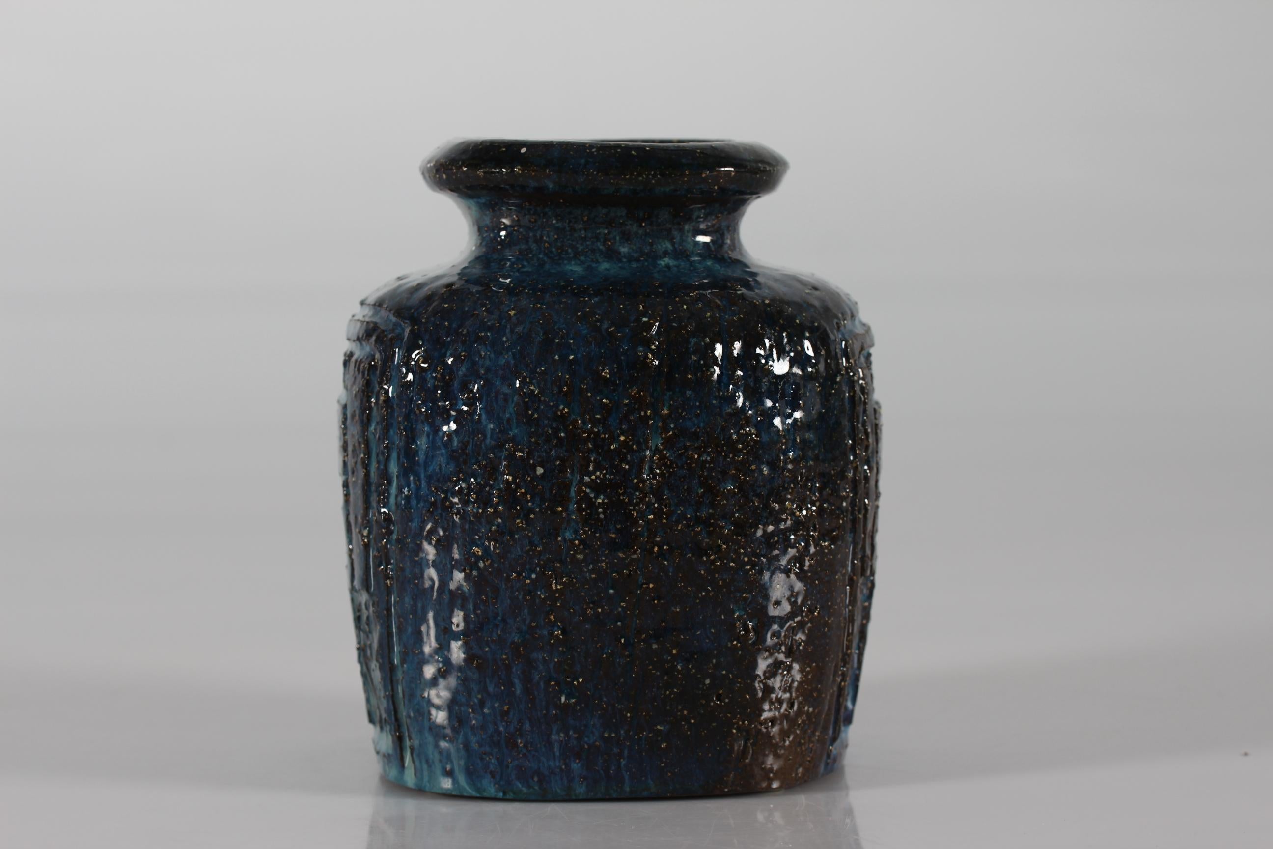 Artistic vase by Danish Sejer Ceramic Studio Pottery Brutalist Rustic Blue 1970s In Good Condition For Sale In Aarhus C, DK