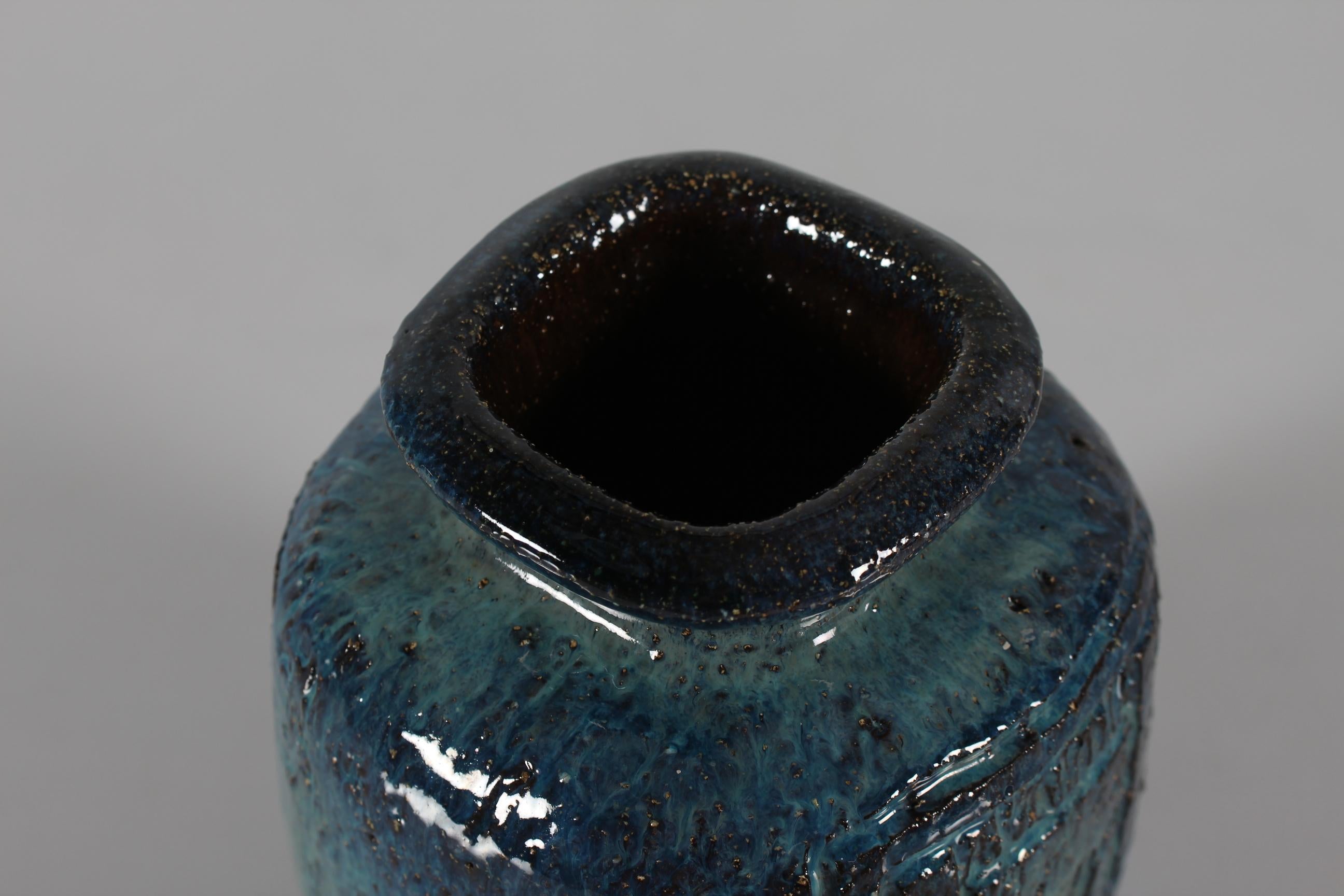 Artistic vase by Danish Sejer Ceramic Studio Pottery Brutalist Rustic Blue 1970s For Sale 1