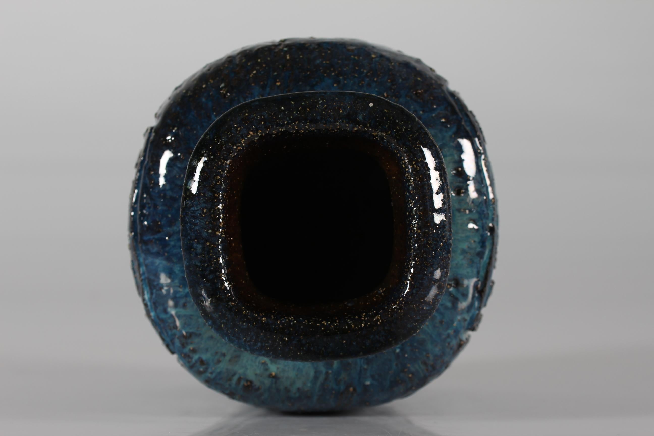 Artistic vase by Danish Sejer Ceramic Studio Pottery Brutalist Rustic Blue 1970s For Sale 3