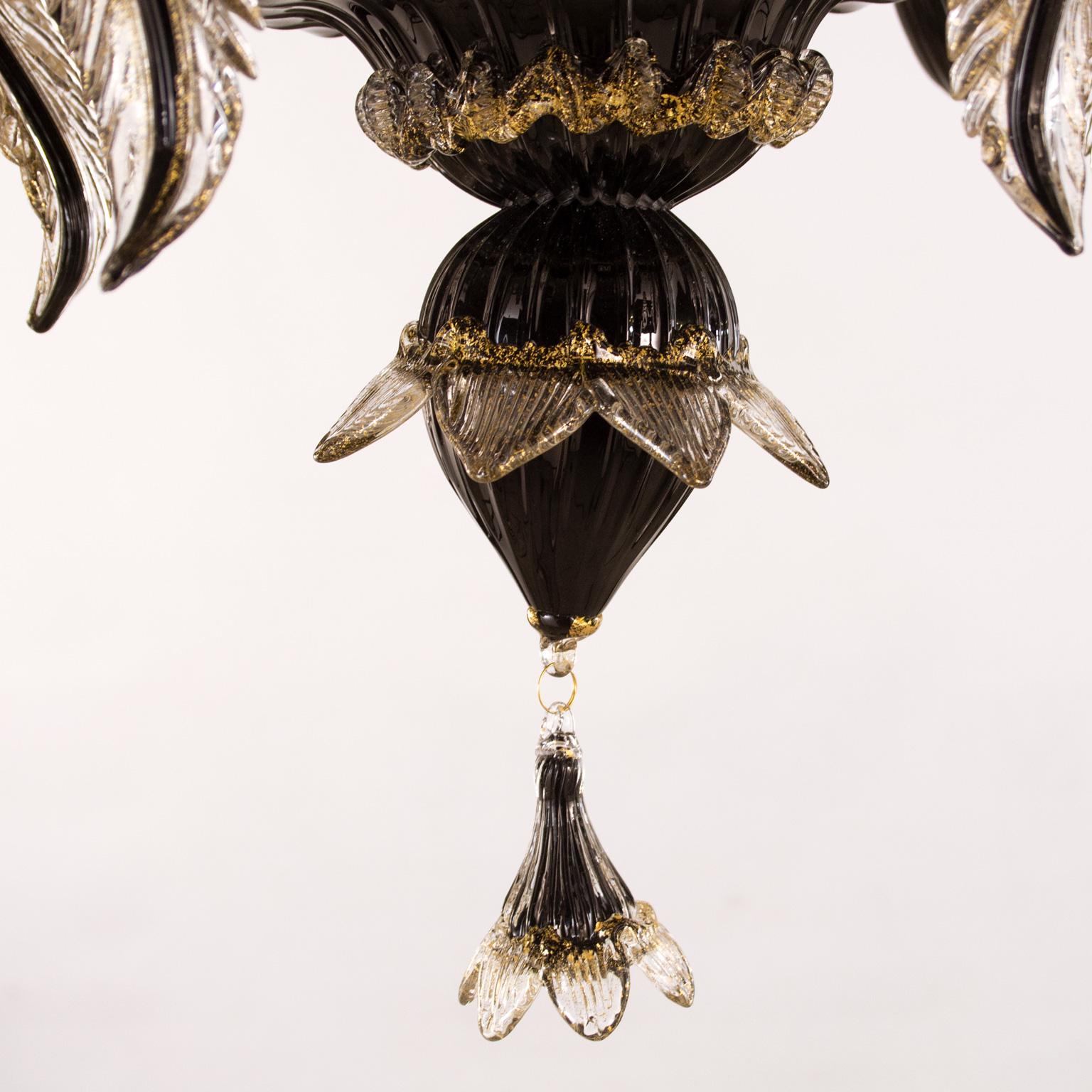 italien Lustre vénitien artistique à 5 bras en verre de Murano noir et détails dorés par Multiforme en vente