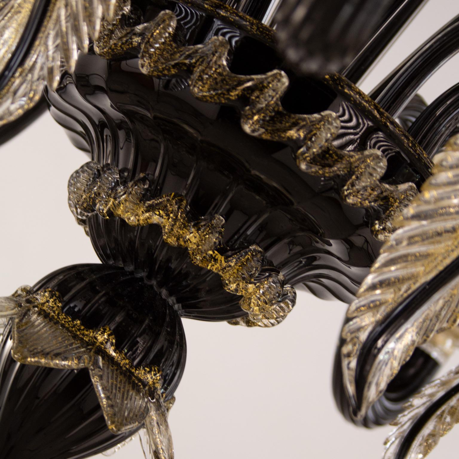 Lustre vénitien artistique à 5 bras en verre de Murano noir et détails dorés par Multiforme Neuf - En vente à Trebaseleghe, IT