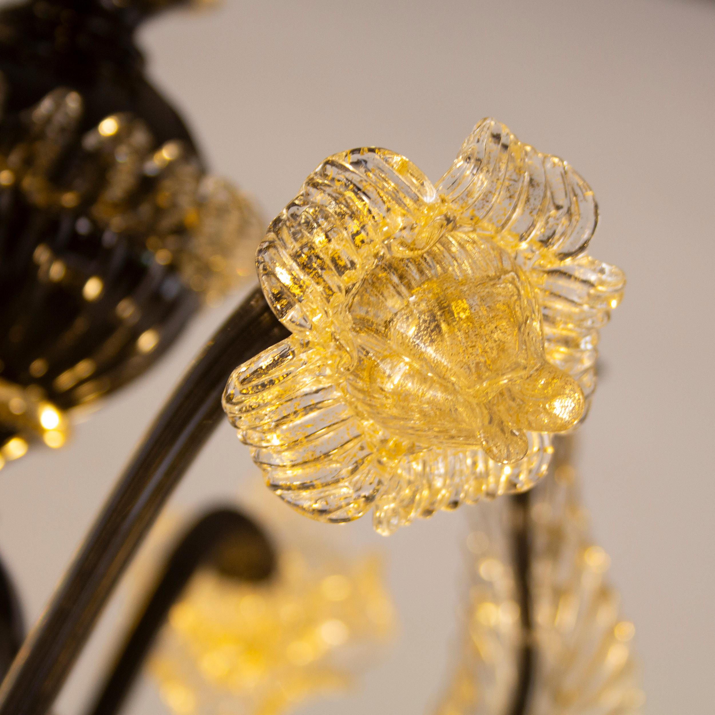 XXIe siècle et contemporain Lustre vénitien artistique à 5 bras en verre de Murano noir et détails dorés par Multiforme en vente