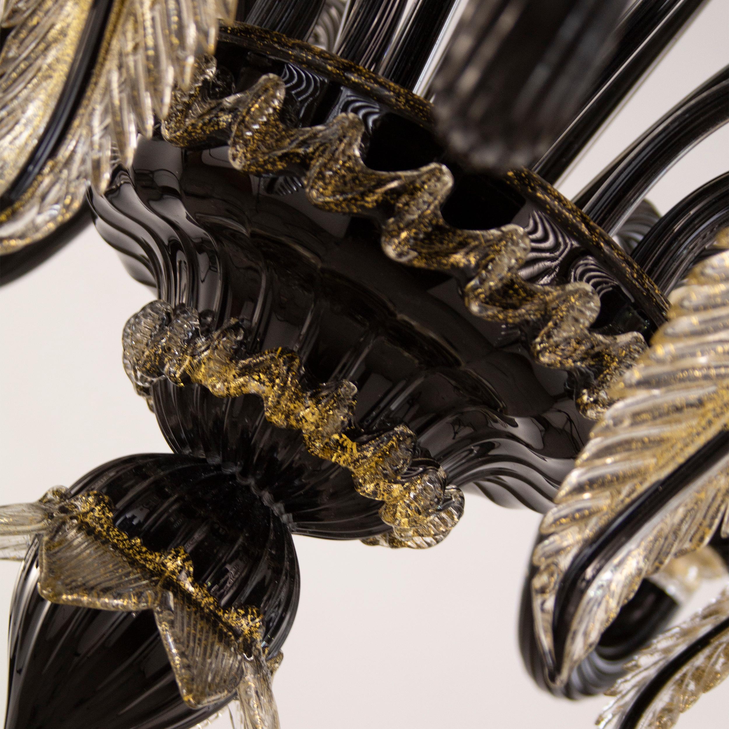 Verre brun Lustre vénitien artistique à 5 bras en verre de Murano noir et détails dorés par Multiforme en vente