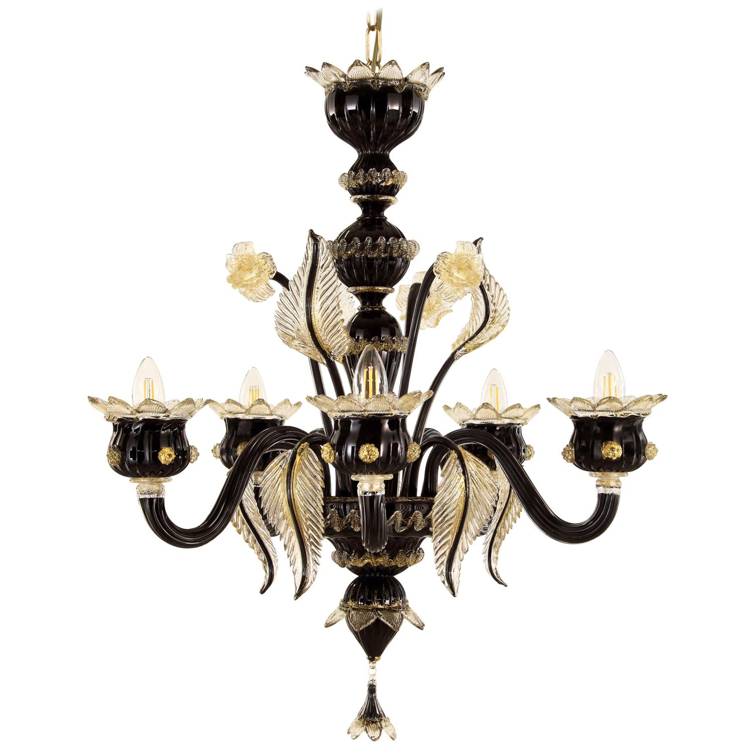 Lustre vénitien artistique à 5 bras en verre de Murano noir et détails dorés par Multiforme