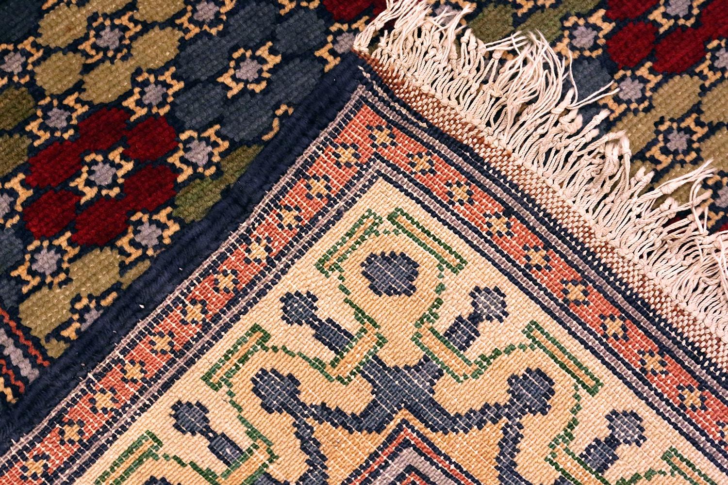 Tappeto israeliano Bezalel vintage magnificamente artistico, Paese d'origine / Tipo di tappeto: Tappeti israeliani, Data del Circa: Metà del XX secolo. Dimensioni: 3 ft x 4 ft 8 in (0,91 m x 1,42 m)

