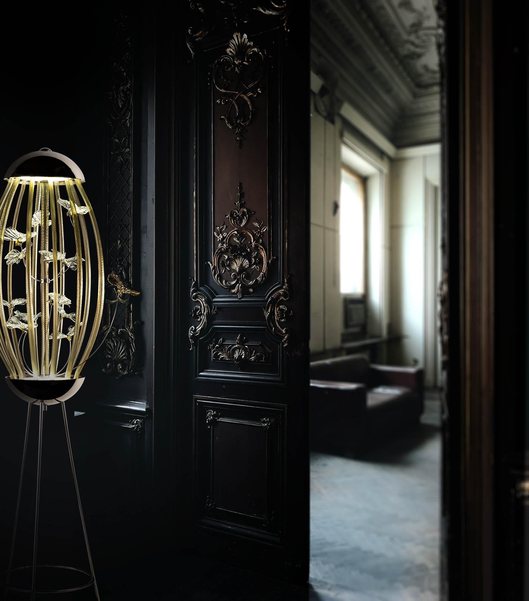 Artistische wandlampe käfig mit schmetterlingen aus amethystfarbenem Muranoglas von Multiforme (21. Jahrhundert und zeitgenössisch) im Angebot