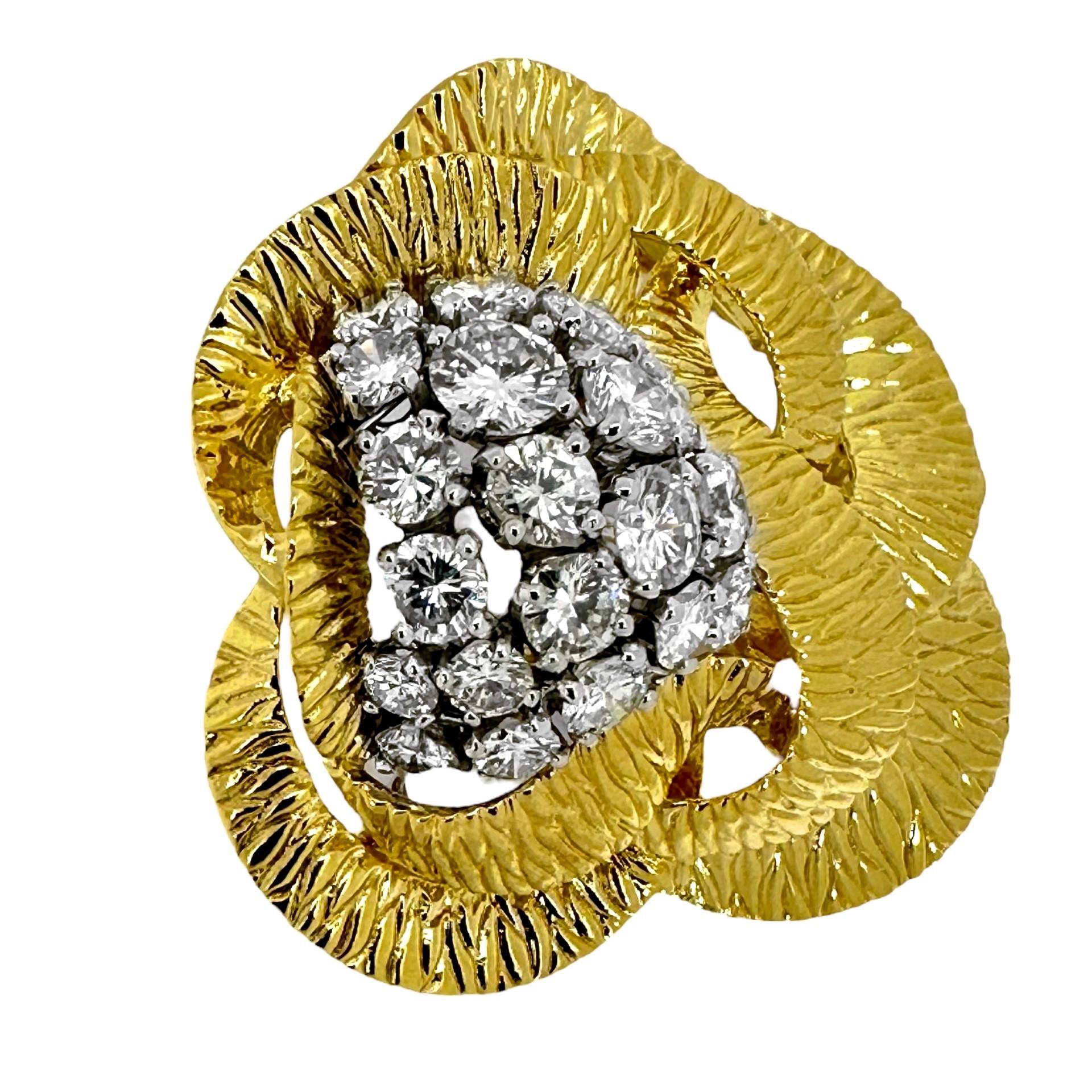 Dieser fesselnde Halskettenschmuck mit Rosenmotiv aus der Mitte des 20. Jahrhunderts wurde aus tief strukturiertem 18-karätigem Gelbgold mit 21 in Platin gefassten Diamanten im Brillantschliff gefertigt. Sie sehen aus wie die Blütenblätter einer