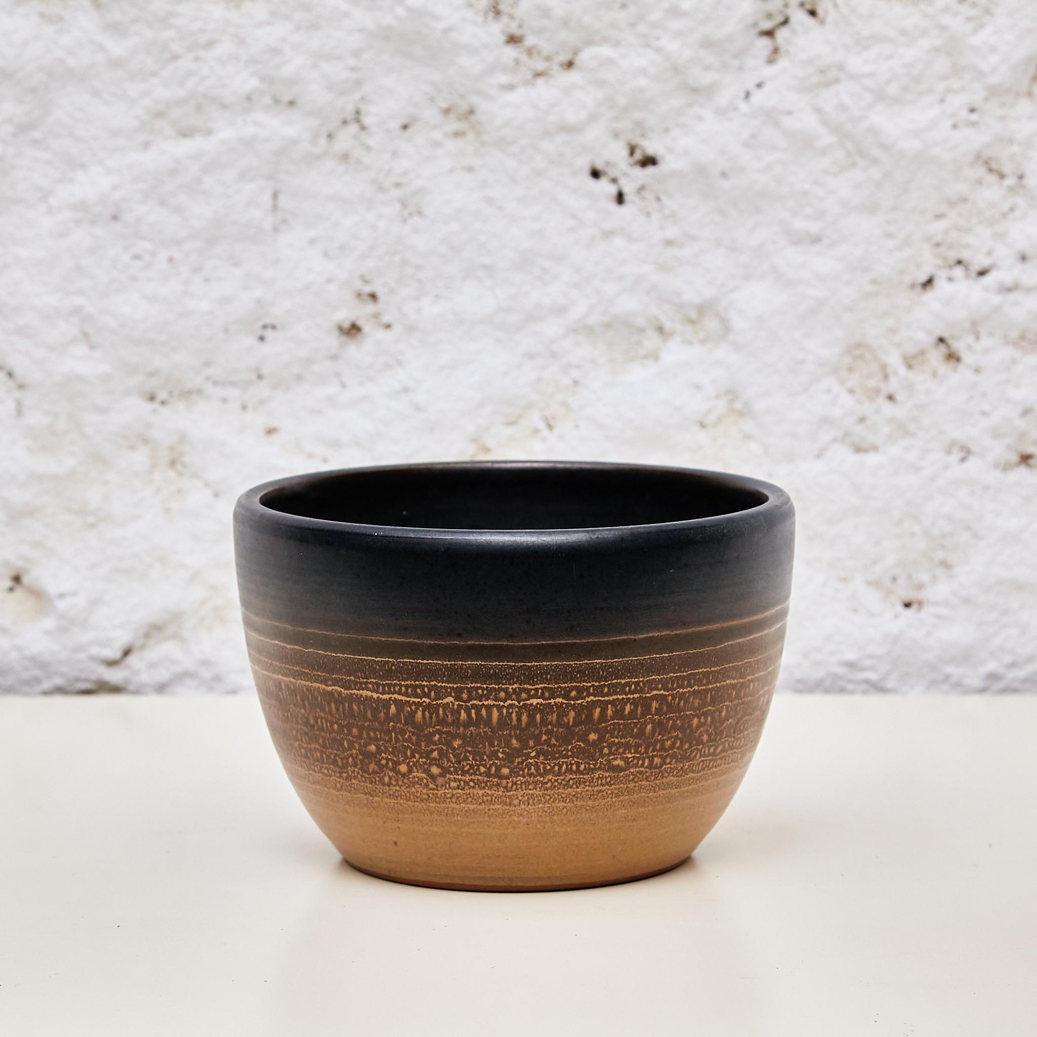 Adéntrate en el reino de la cerámica artística con esta exquisita base realizada por el ceramista catalán Jordi Aguadé, hacia 1960. Adornada con la firma del artista, esta pieza encarna la esencia de la creatividad y la artesanía.  Con unas medidas