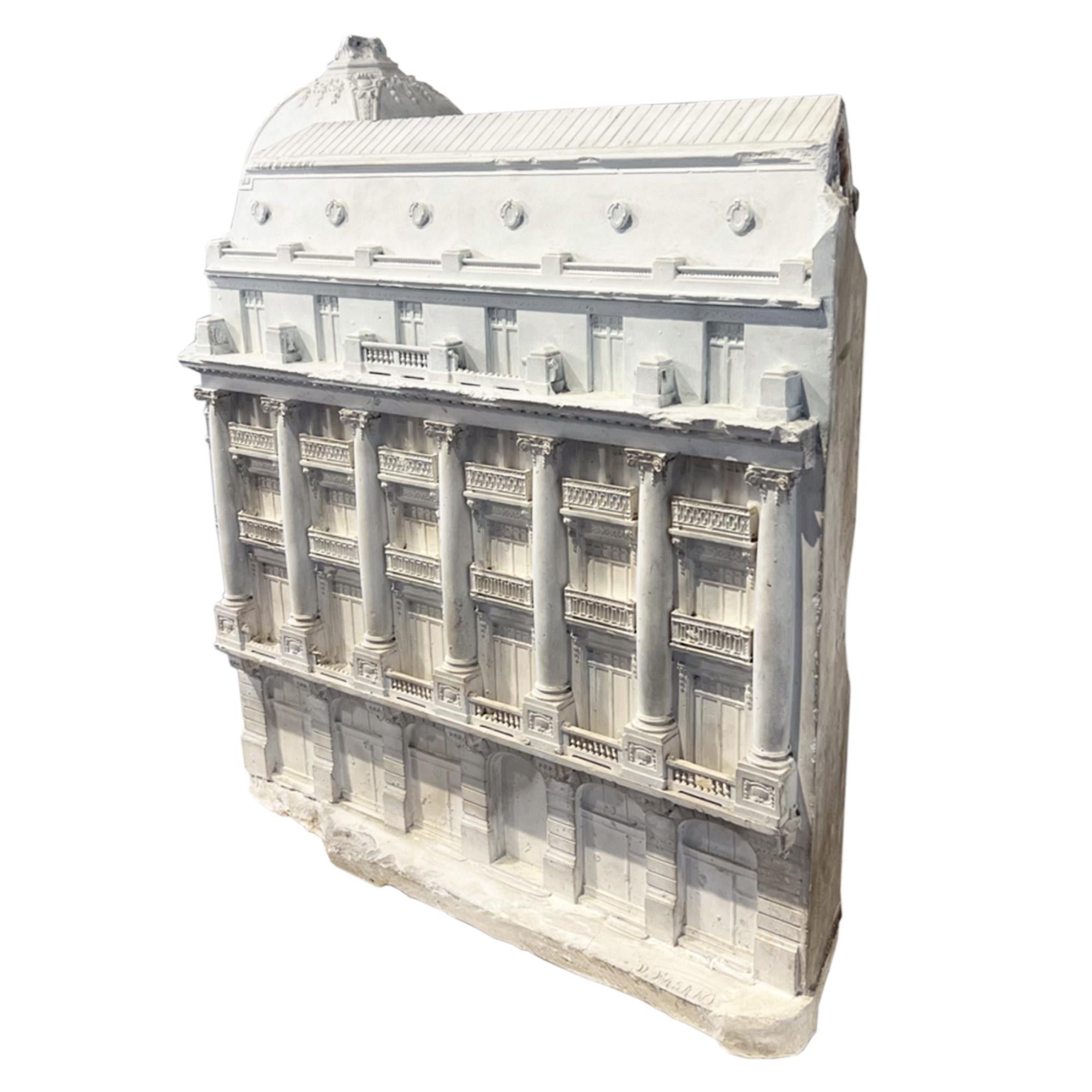 Ce magnifique modèle en plâtre d'un grand bâtiment de Genève a été réalisé en Suisse au début du 20e siècle.

Veuillez regarder attentivement toutes nos photos. La quantité de détails complexes est stupéfiante, qu'il s'agisse de la sculpture des