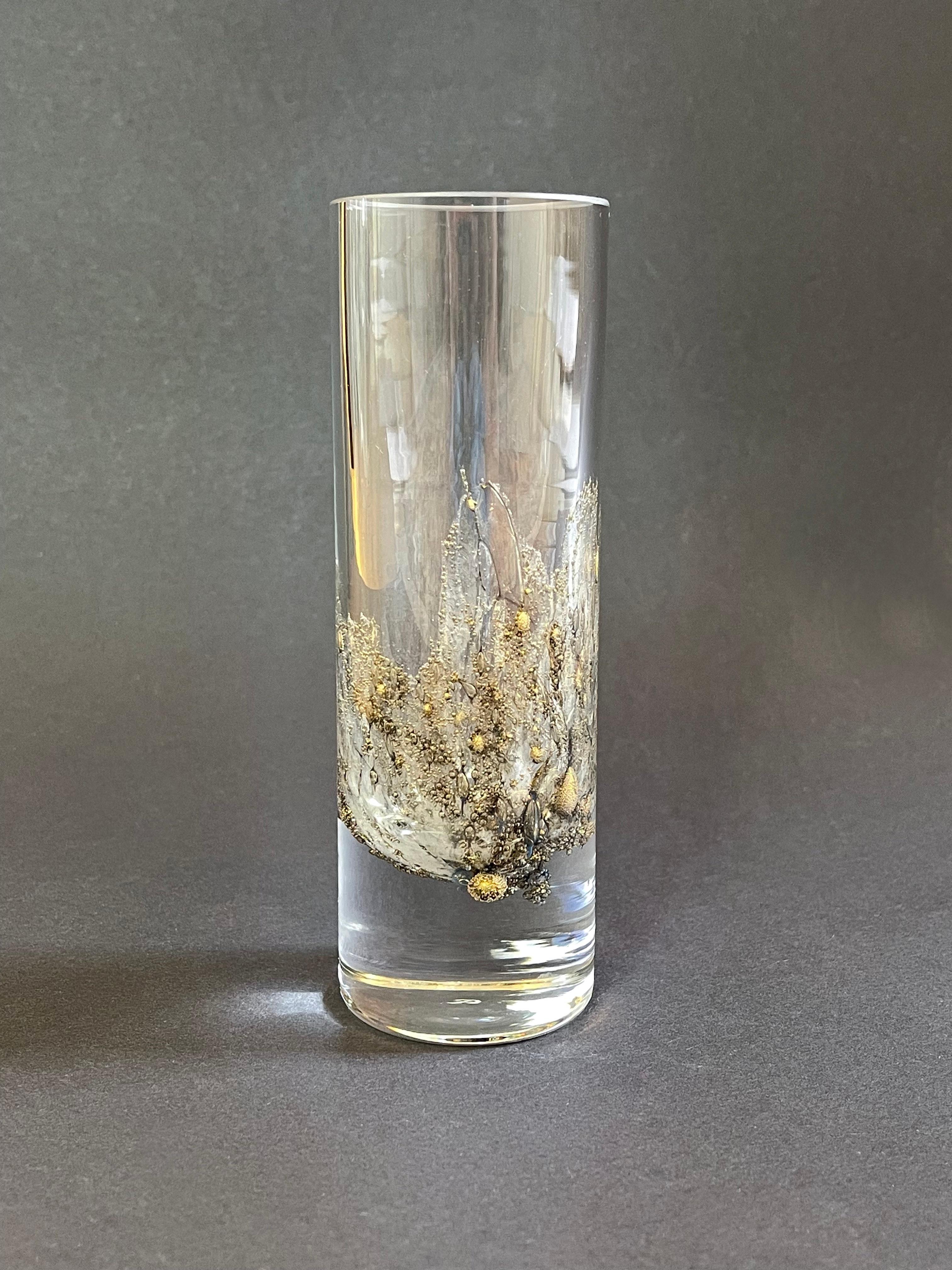 Insolito pezzo di Peill & Putzler, vetro artistico con intarsi in oro e bolle nere grigiastre.
Stile sottile ed elegante da metà secolo, con bolle dorate opache che creano un pezzo insolito.
Vetro artistico di ottima fattura realizzato a mano,