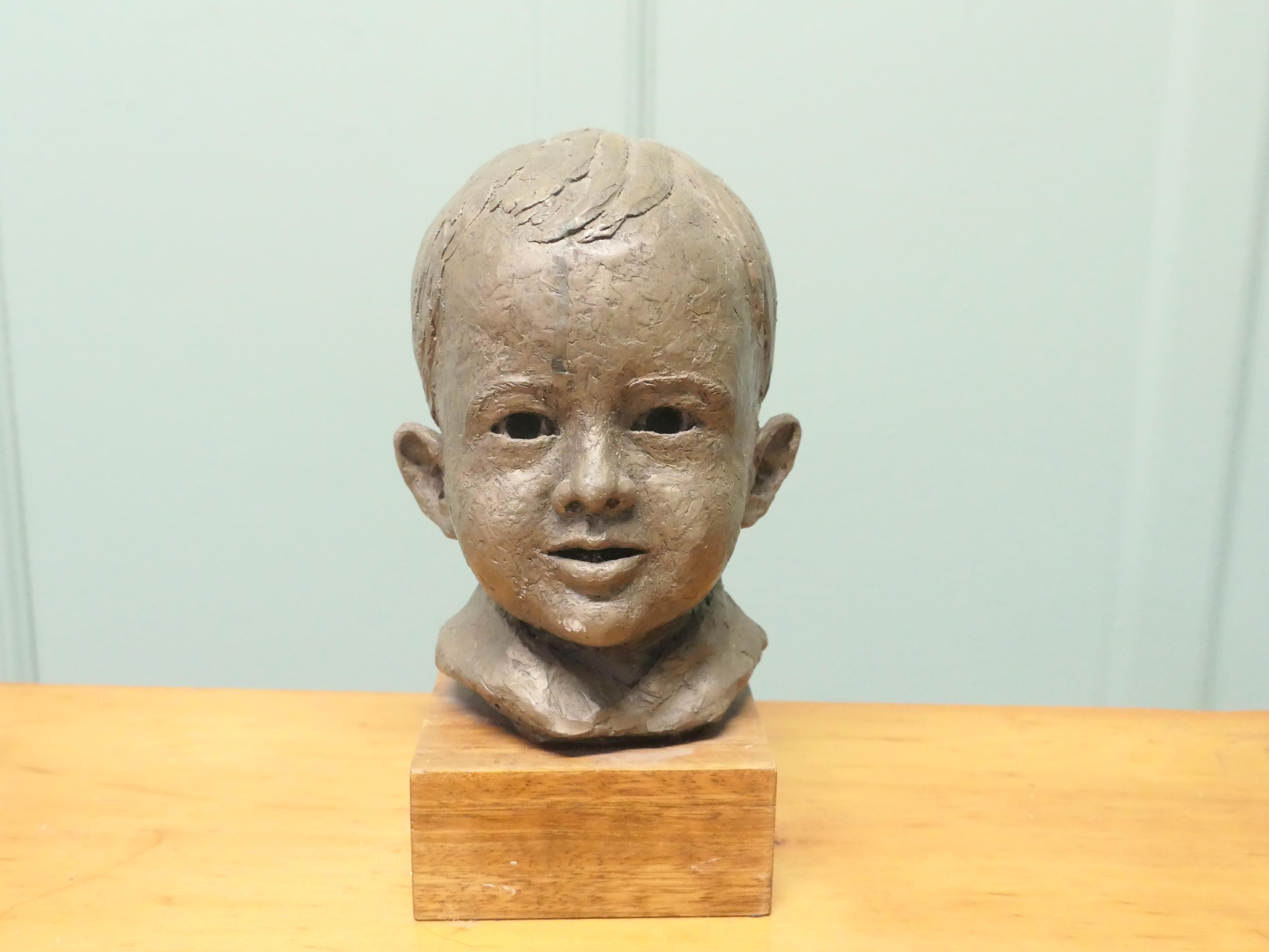 Buste de Model No de l'artiste repr�ésentant un très jeune garçon souriant


Ce très beau modèle de buste d'artiste représentant un très jeune garçon souriant est signé et daté.

Il s'agit d'une très belle pièce faite à la main, datant du milieu du