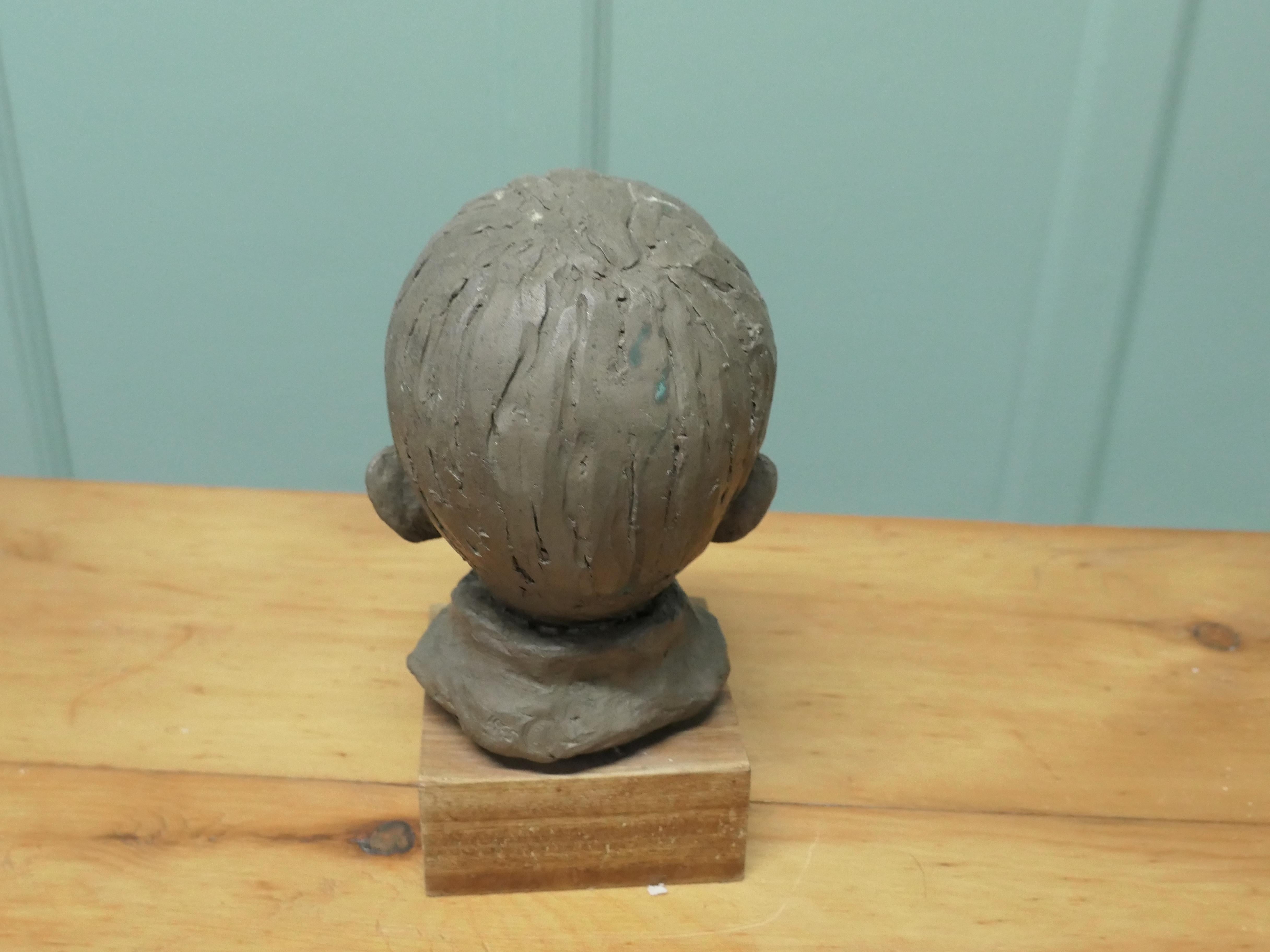 Mid-Century Modern Buste de Model No de l'artiste représentant un très jeune garçon souriant en vente