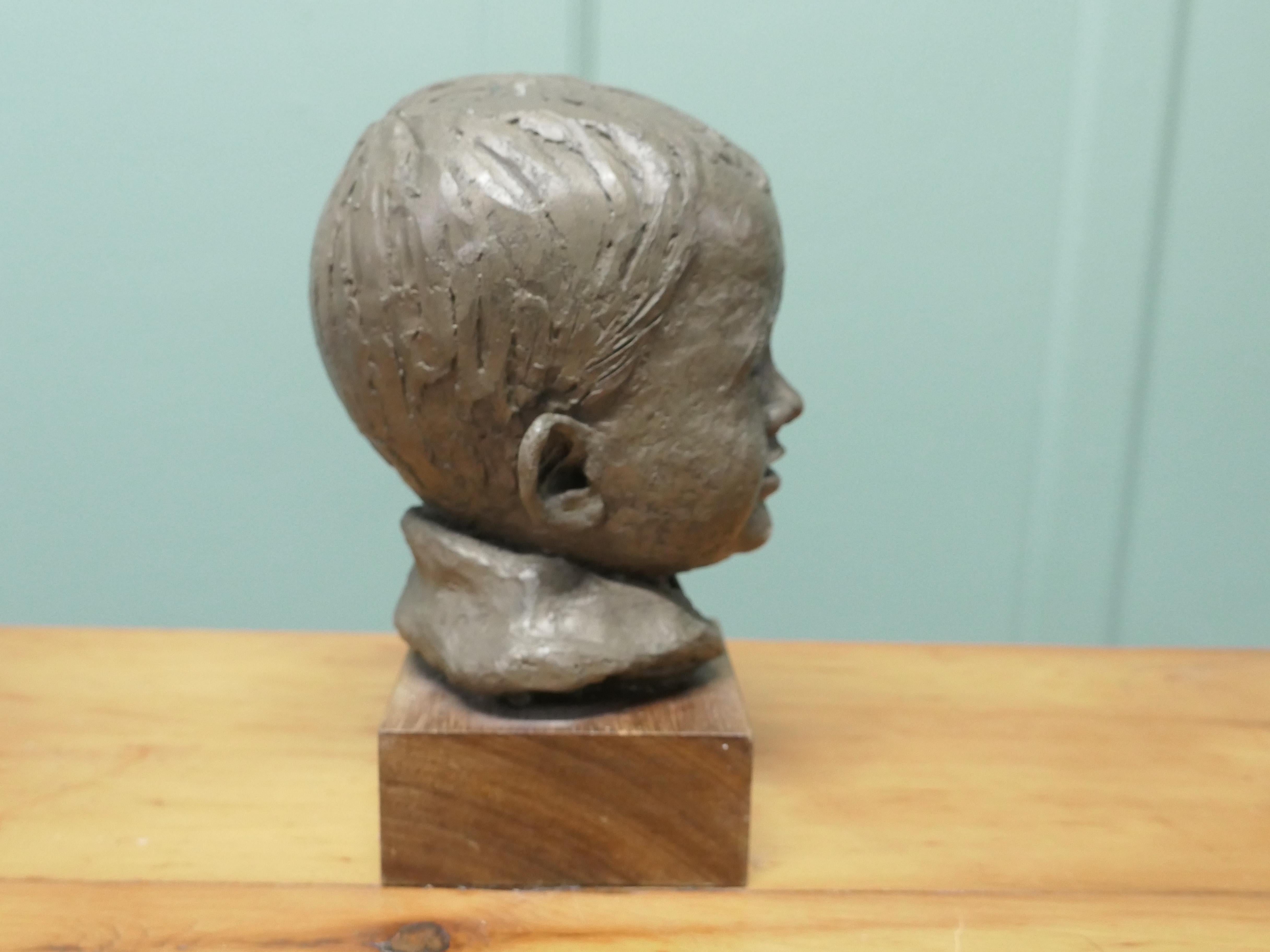 Buste de Model No de l'artiste représentant un très jeune garçon souriant Bon état - En vente à Godshill, Isle of Wight