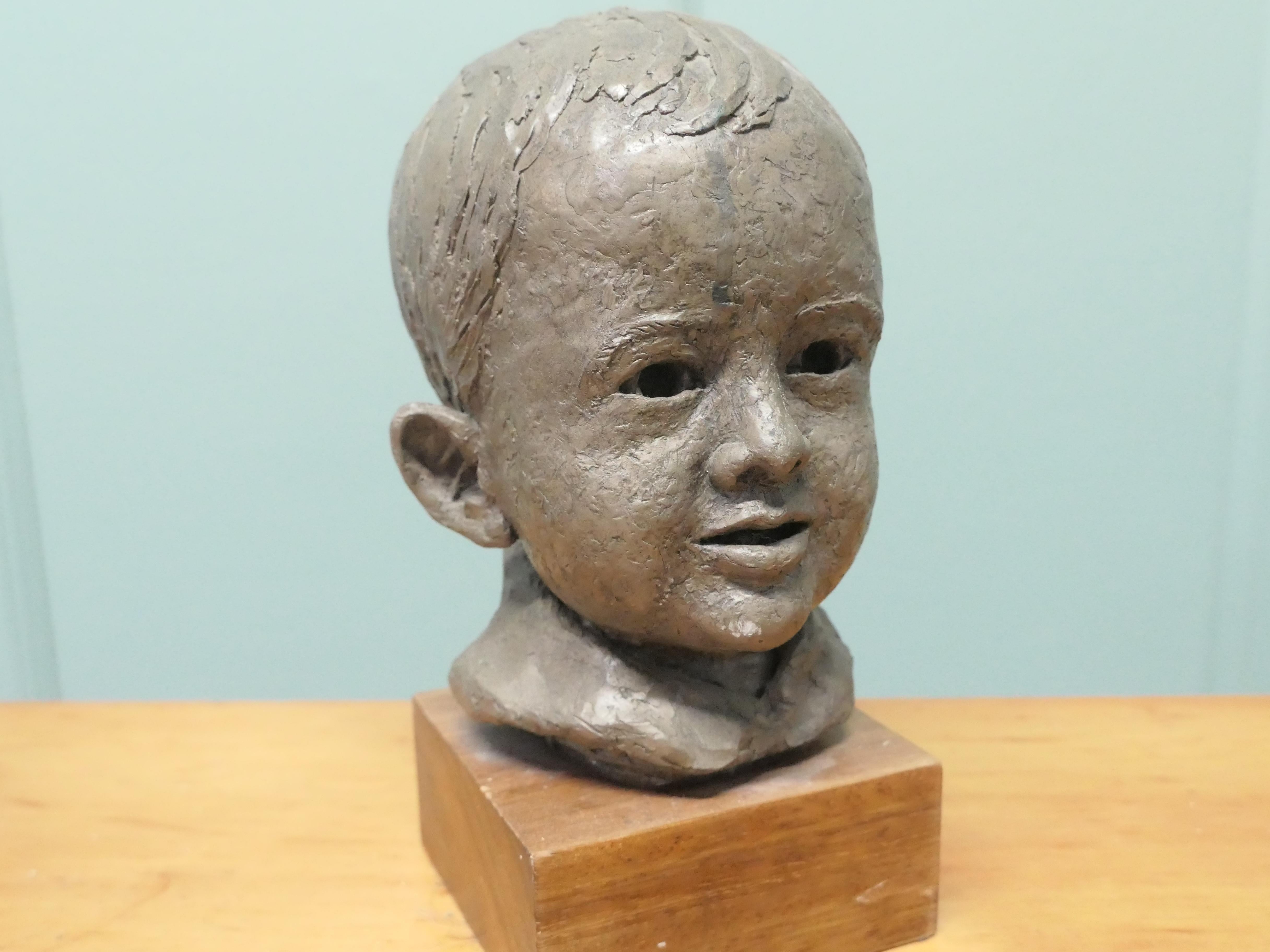 Milieu du XXe siècle Buste de Model No de l'artiste représentant un très jeune garçon souriant en vente
