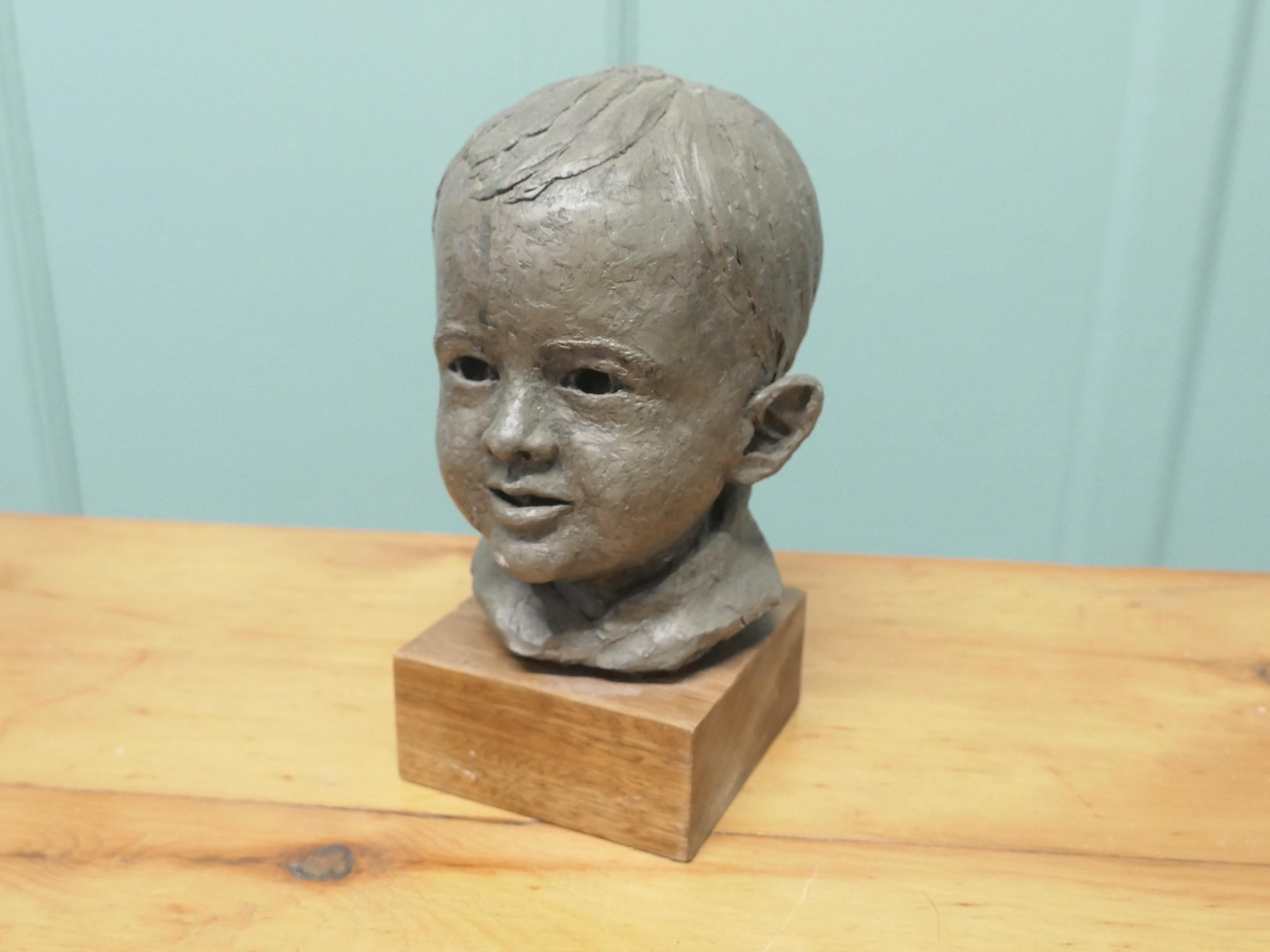 Argile Buste de Model No de l'artiste représentant un très jeune garçon souriant en vente