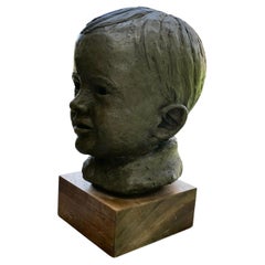 Buste d'artiste représentant un très jeune garçon souriant, signé et daté   