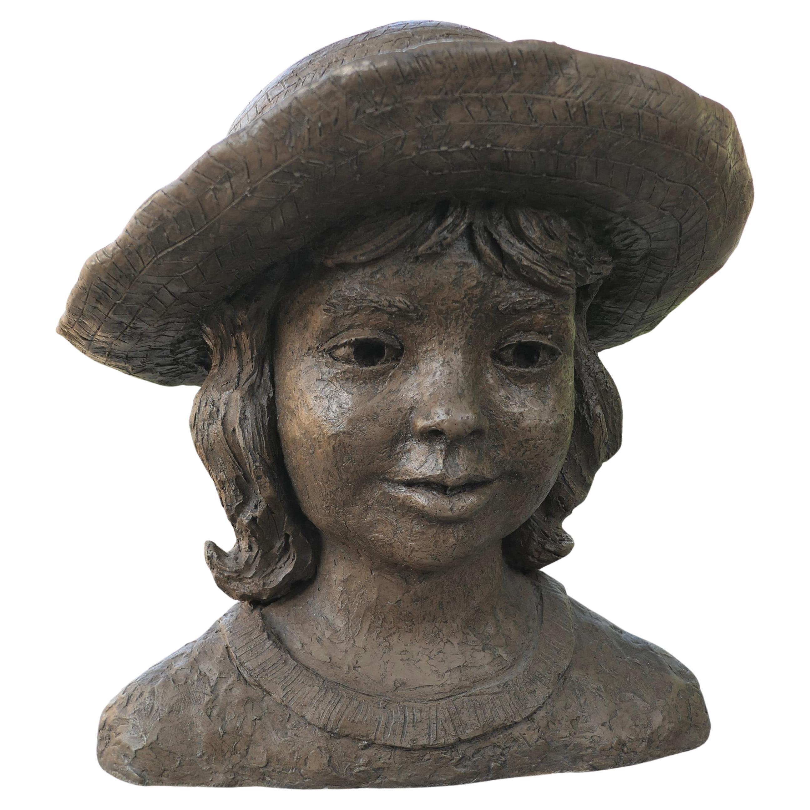 Modèle de buste d'artiste représentant une jeune fille coiffée d'un panama, non signé  