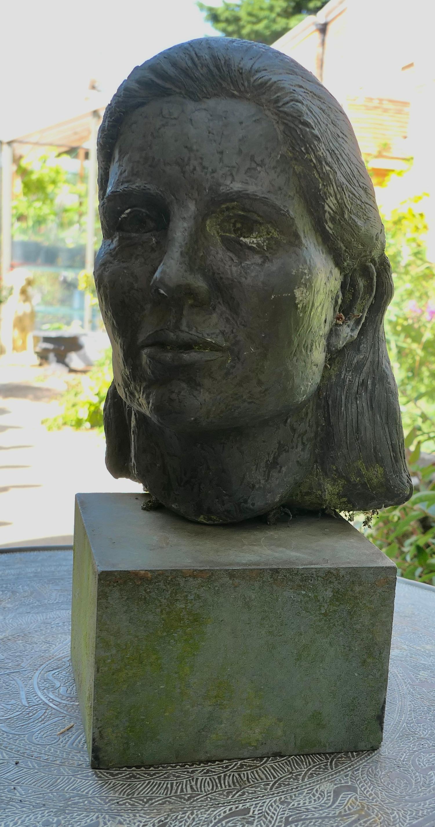 Modèle d'artiste, Buste d'une jeune femme sur un bloc d'ardoise

Il s'agit d'une très belle pièce fabriquée à la main, datant du milieu du 20e siècle, qui a été découverte dans un Studio d'art lors d'une rénovation. 

Il s'agit d'une tête