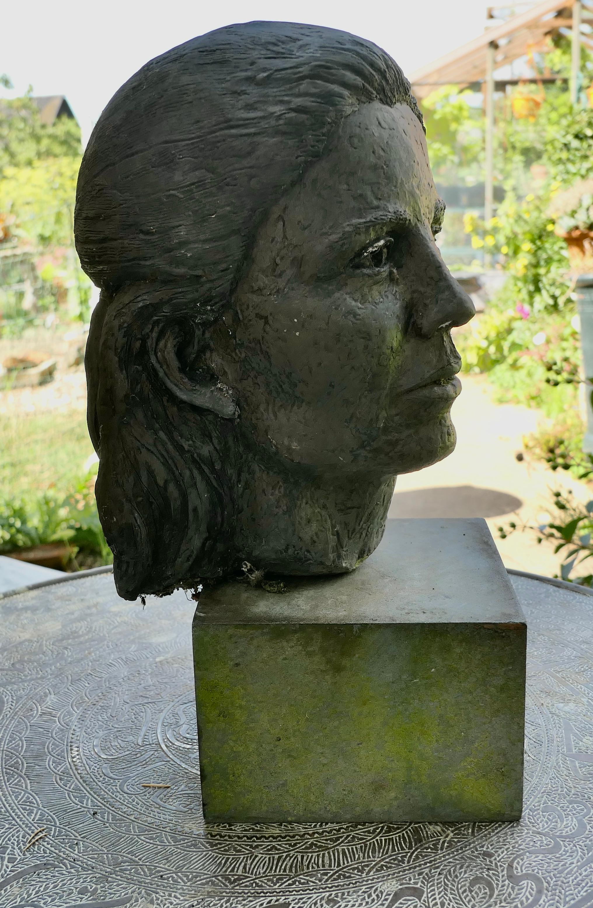 Milieu du XXe siècle Modèle d'artiste, Buste d'une jeune femme sur un bloc d'ardoise    en vente