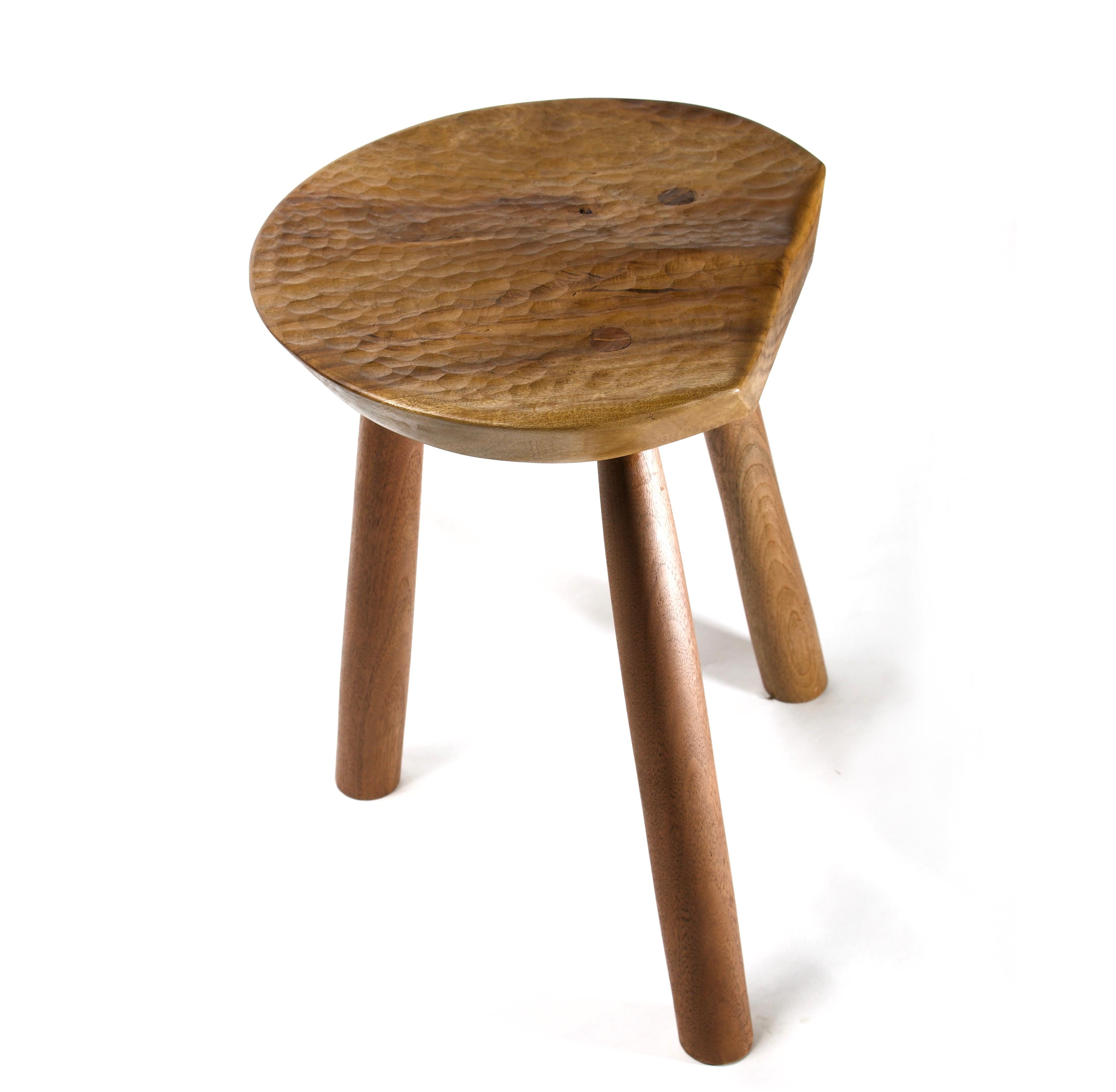 Travail du bois Tabouret d'artiste en noyer sculpté à la main en vente