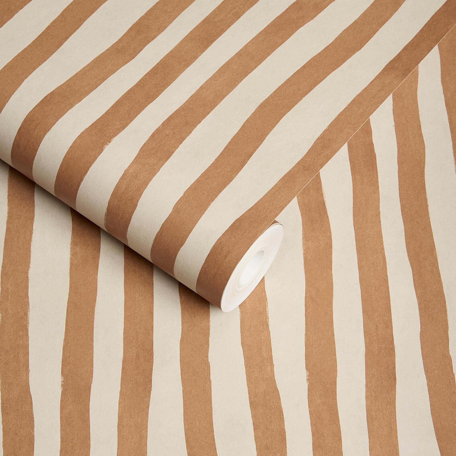 Fai una dichiarazione sobria con l'imperfettamente perfetto ARTIST'S STRIPE. Con strisce dorate 