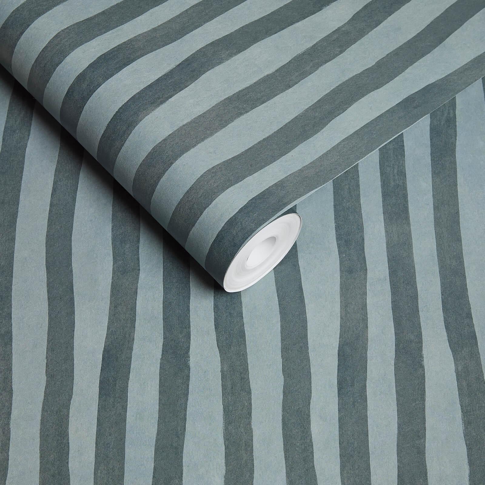 Faites une déclaration discrète avec l'imparfaite et parfaite ARTIST'S STRIPE. Avec ses rayures bleu denim sereines peintes à la main sur fond de bleu ciel froid, cet imprimé est le complément idéal de la collection de peintures The Art of