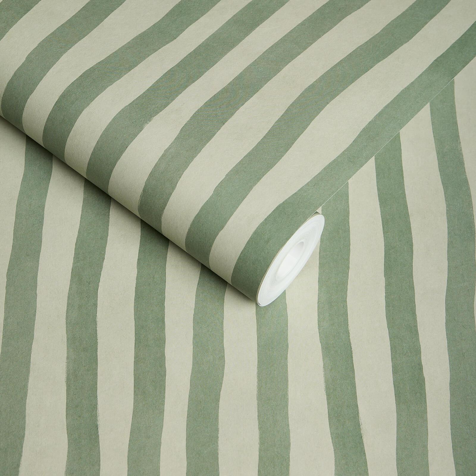 Setzen Sie ein dezentes Zeichen mit dem unvollkommen perfekten ARTIST'S STRIPE. Mit seinen handgemalten grünen Streifen vor einem Hintergrund aus opalisierendem Cremegrün ist dieser Druck perfekt geeignet, um Küchen und Bäder zu erfrischen und zu