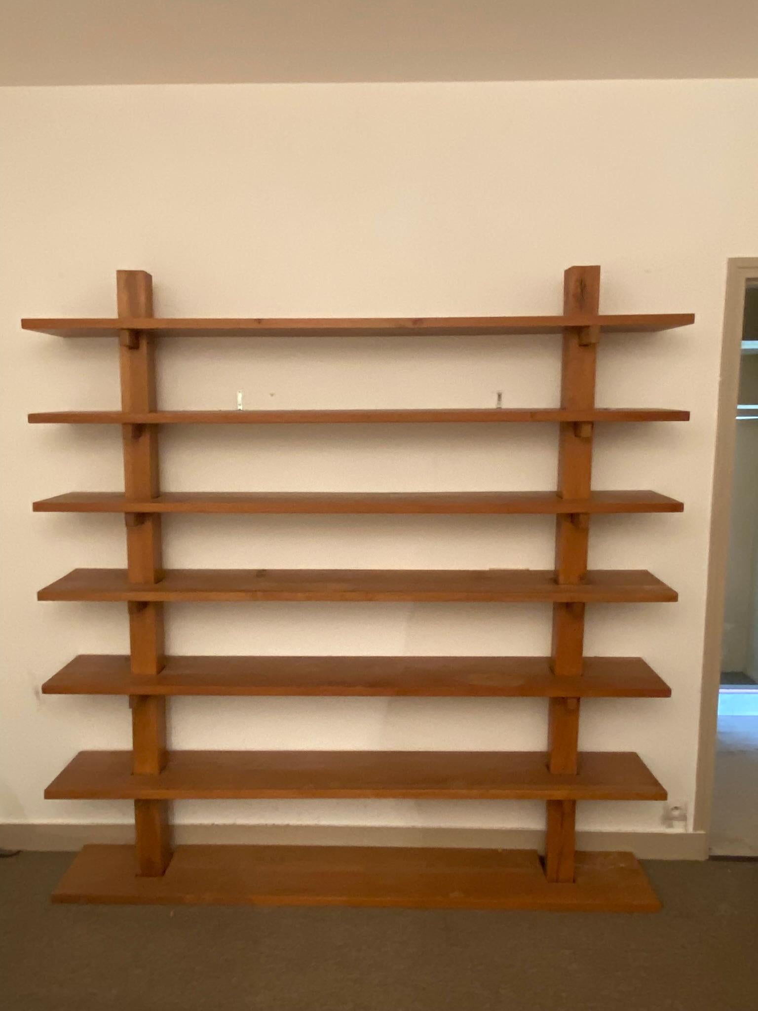 Das Werk des Künstlers: Großes Eichenregal/Bücherregal um 1960, ausgewähltes Holz, Schlüsselmontage im Angebot 3