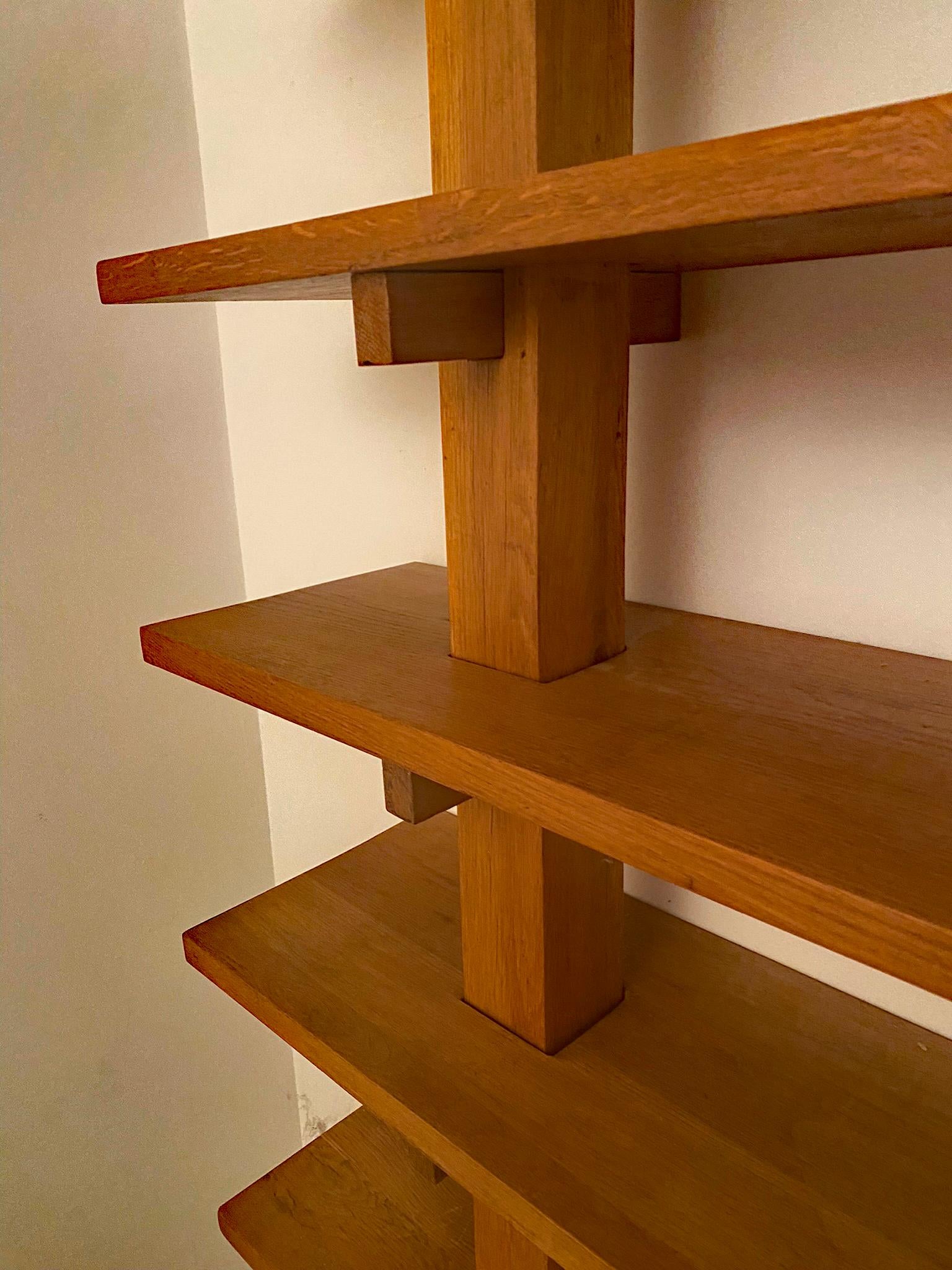 Français Travail de l'Artistics : Grande étagère / bibliothèque en Oak vers 1960, bois sélectionné, assemblage à la clé. en vente