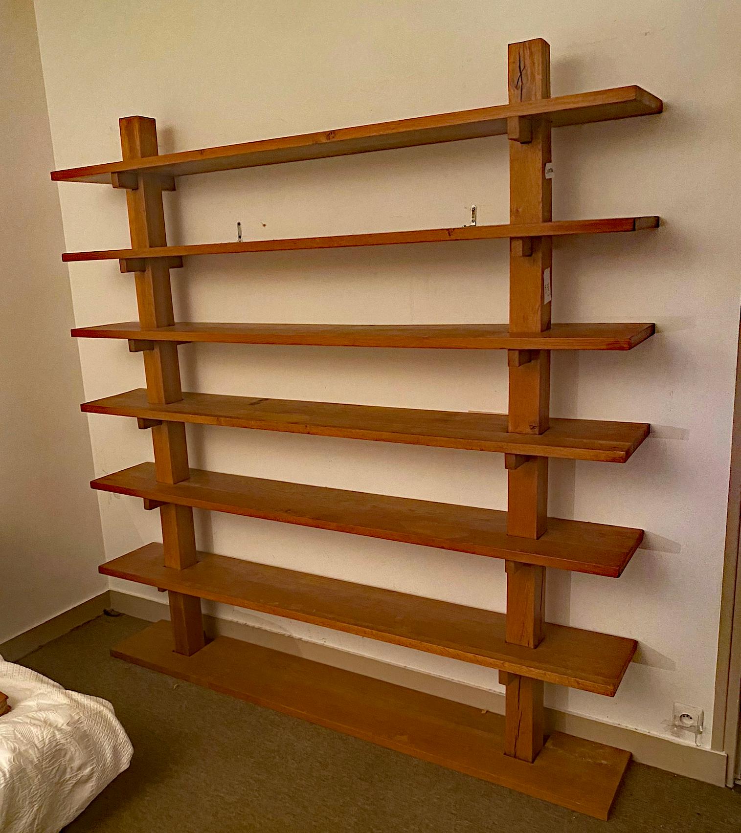 Artist's work: Large oak shelf/bookcase circa 1960, selected wood, key assembly In Good Condition For Sale In Saint-Ouen, FR