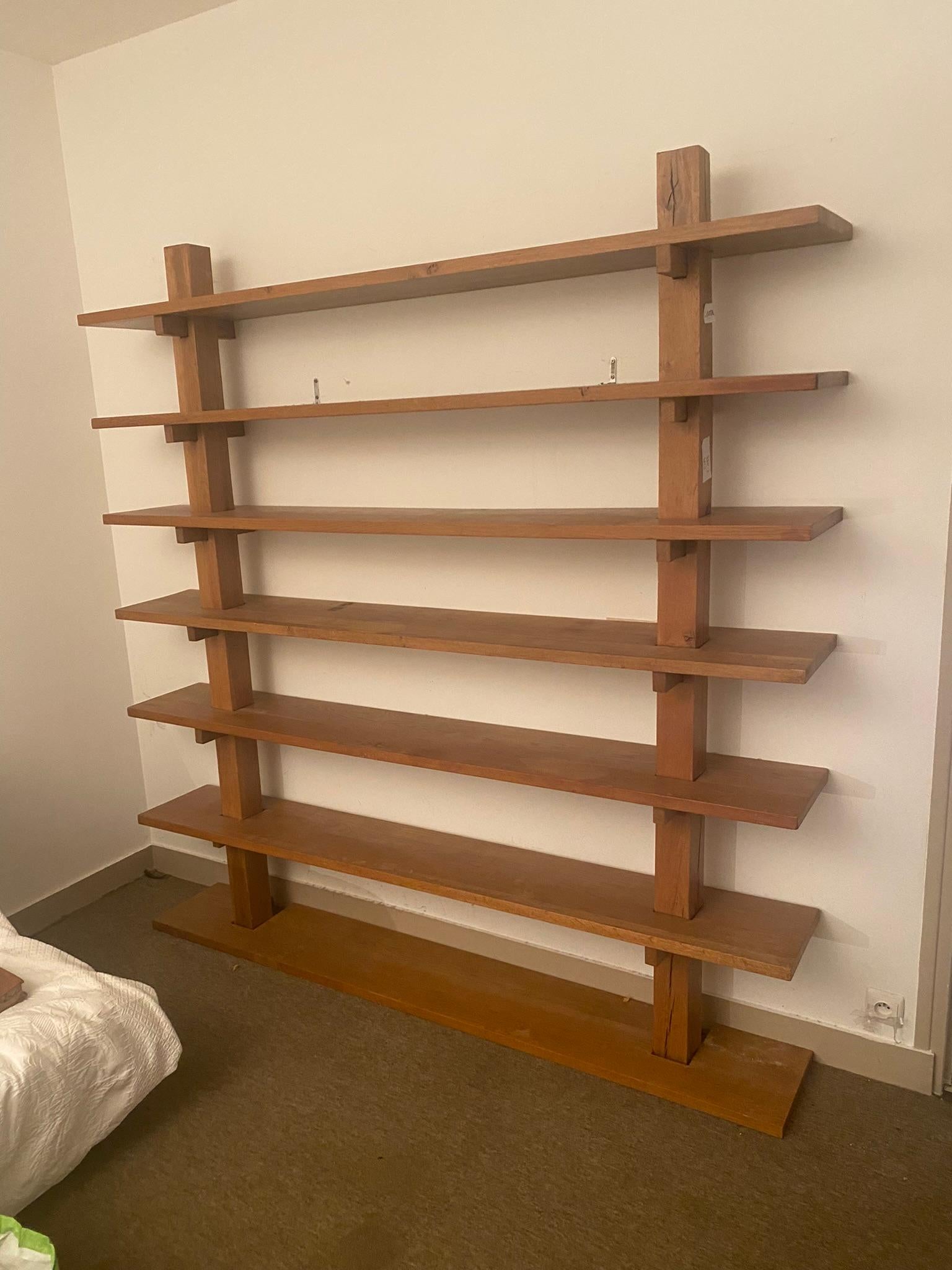 Artist's work: Large oak shelf/bookcase circa 1960, selected wood, key assembly In Good Condition For Sale In Saint-Ouen, FR